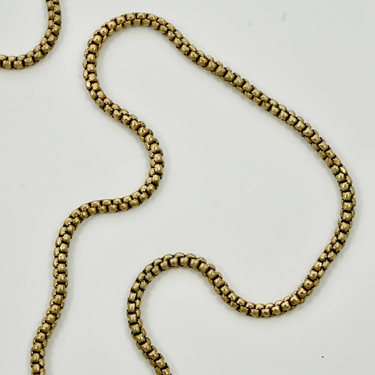 Pendentif en métal doré antique à longue chaîne de garde en laiton portant une pièce de monnaie souveraine en vente 1