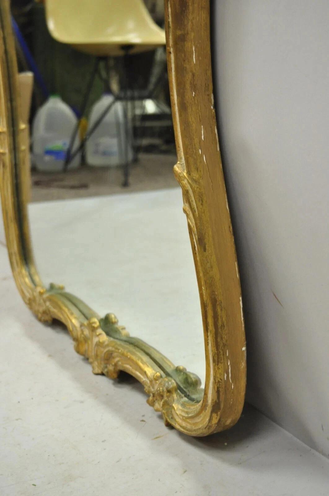 Antique Mirror da parete vittoriano francese in legno dorato con scena di corteggiamento dipinta in vendita 4