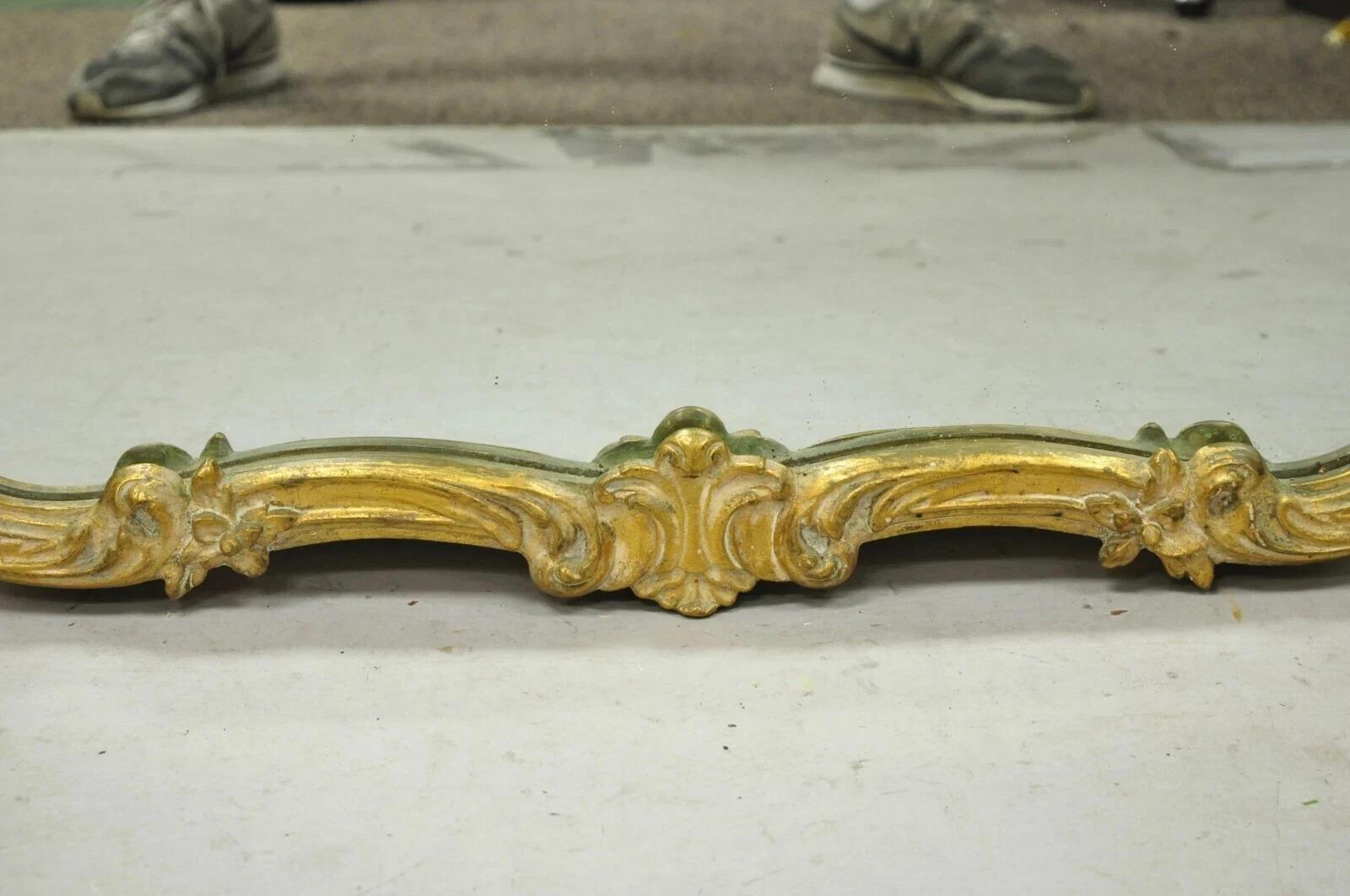 Antique Mirror da parete vittoriano francese in legno dorato con scena di corteggiamento dipinta In condizioni buone in vendita a Philadelphia, PA