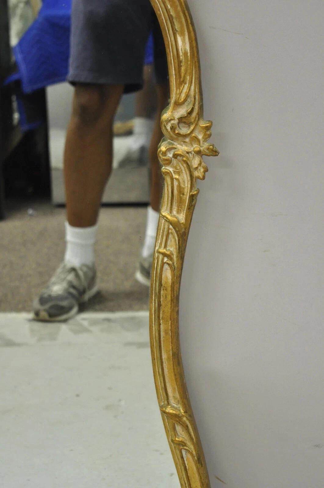 Antique Mirror da parete vittoriano francese in legno dorato con scena di corteggiamento dipinta in vendita 1