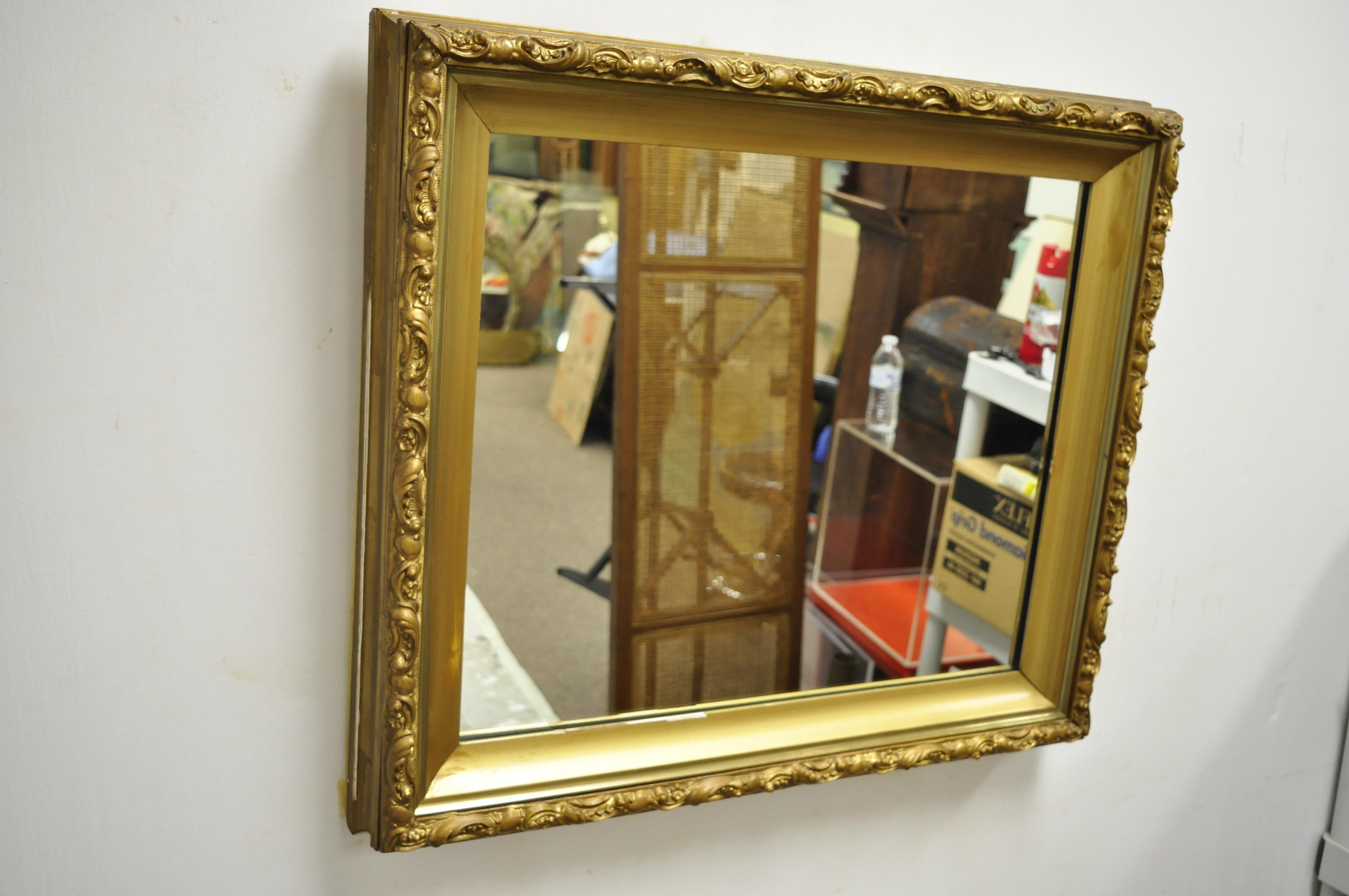 Miroir mural ancien en bois doré Gesso de 30 pouces à cadre profond de style victorien français, vers le début des années 1900. Mesures : 26,75
