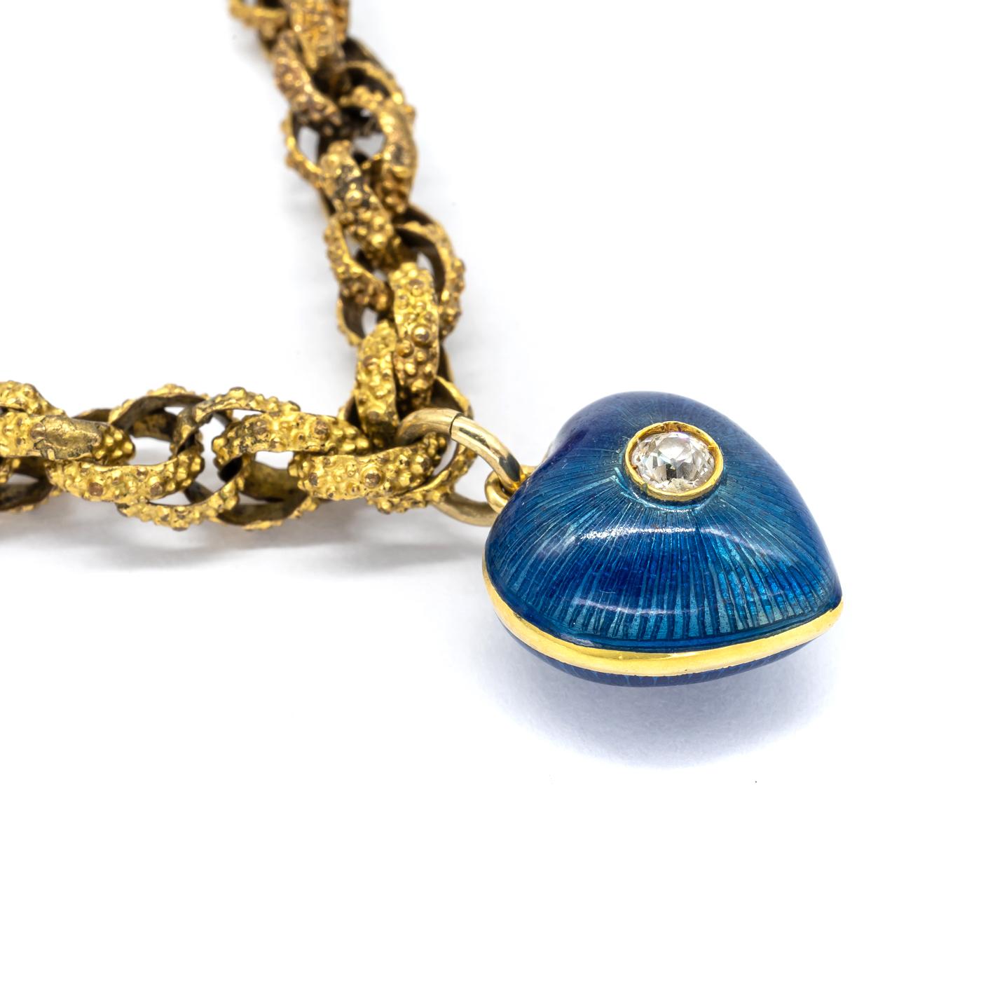 Ein goldenes Prince-of-Wales-Kettenarmband mit granulierten Gliedern, einem Verschluss mit einer natürlichen Perle und einem Diamanten im Altschliff sowie einem modernen blauen Guilloche-Emaille-Herzanhänger mit einem zentralen Diamanten im