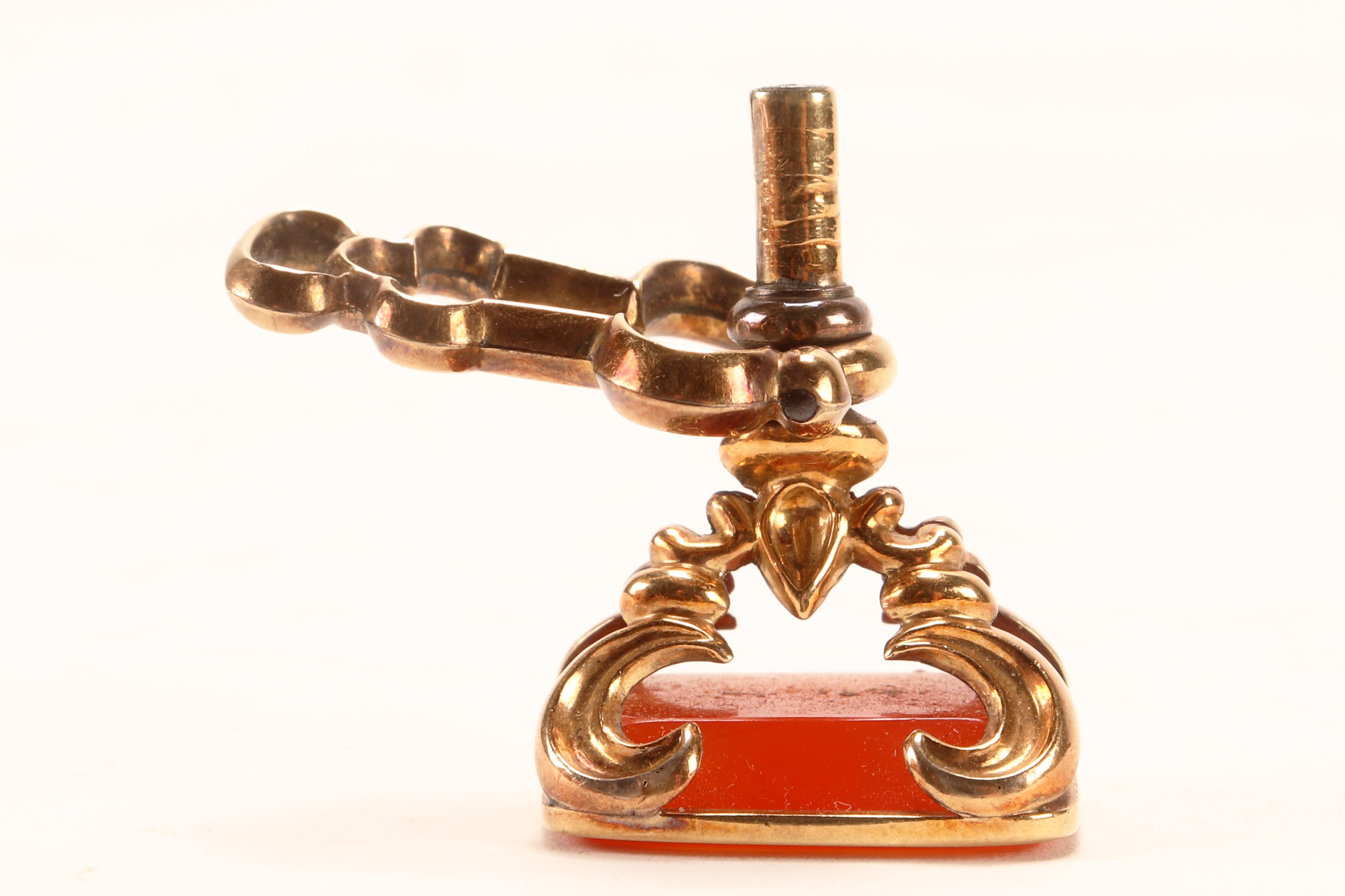Antique gold hidden watch key spinning carnelian pendant, England 1870.   In Good Condition For Sale In Milan, IT