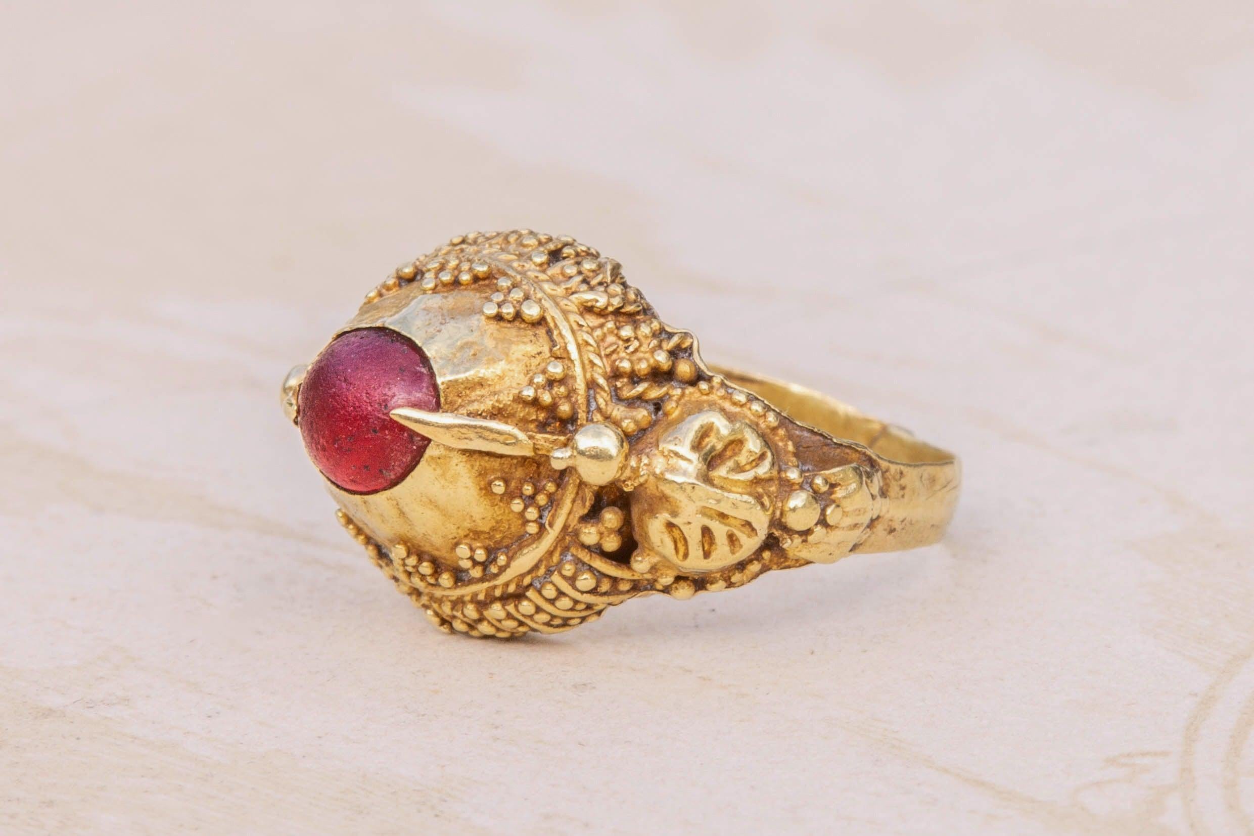Antique Gold Indonesian Bali Garnet Ring 19th Century Hummingbird Gold Ring In Good Condition For Sale In London, GB