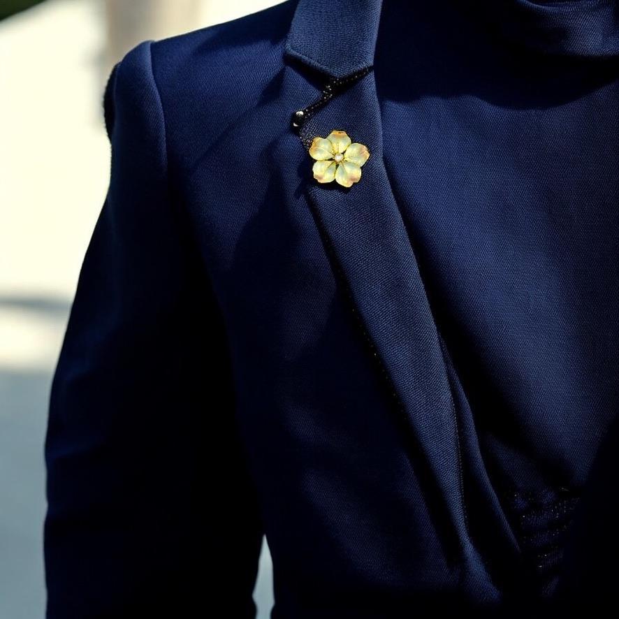 Smalto fine e iridescente con delicate sfumature dal rosa al giallo chiaro e al verde. Questo fiore a cinque petali, meravigliosamente realizzato, centra una perla naturale bianca di circa 4 mm. Questa spilla a forma di fiore, senza scheggiature