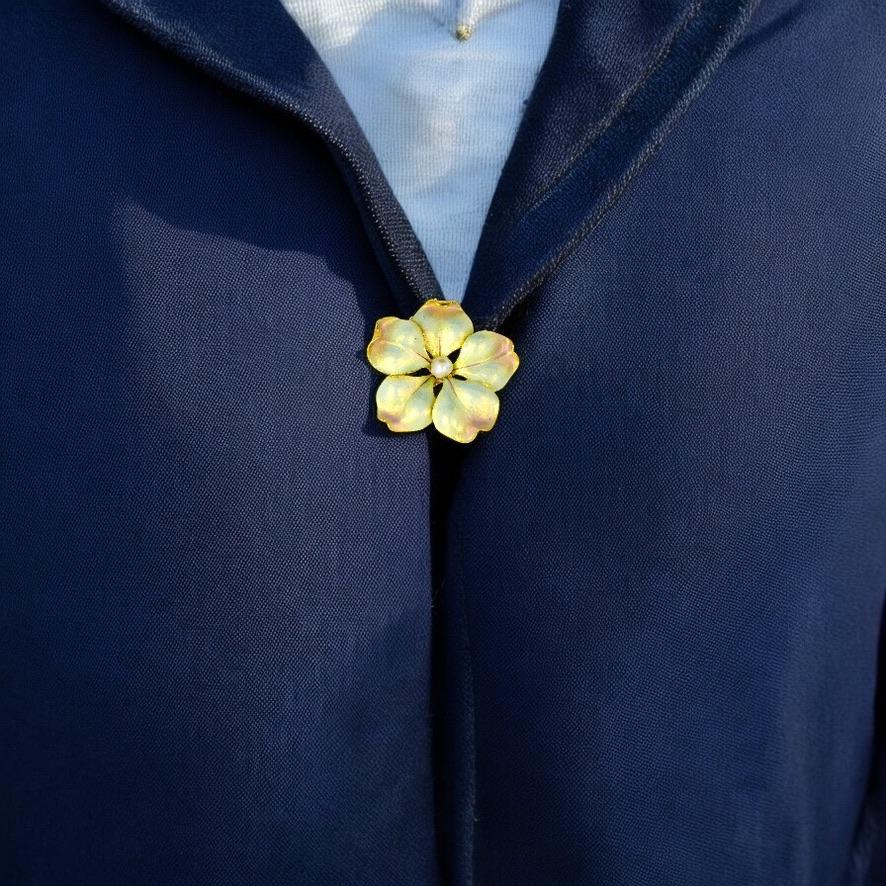 da uomo o donna Oro antico cangiante  Fiore smaltato e NAT. Spilla Art Nouveau con perle, c.I.C. 1895 in vendita