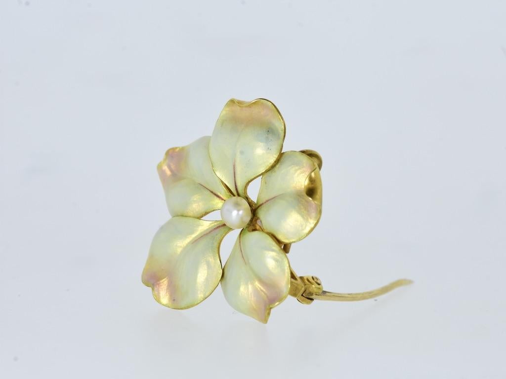 Oro antico cangiante  Fiore smaltato e NAT. Spilla Art Nouveau con perle, c.I.C. 1895 in vendita 2