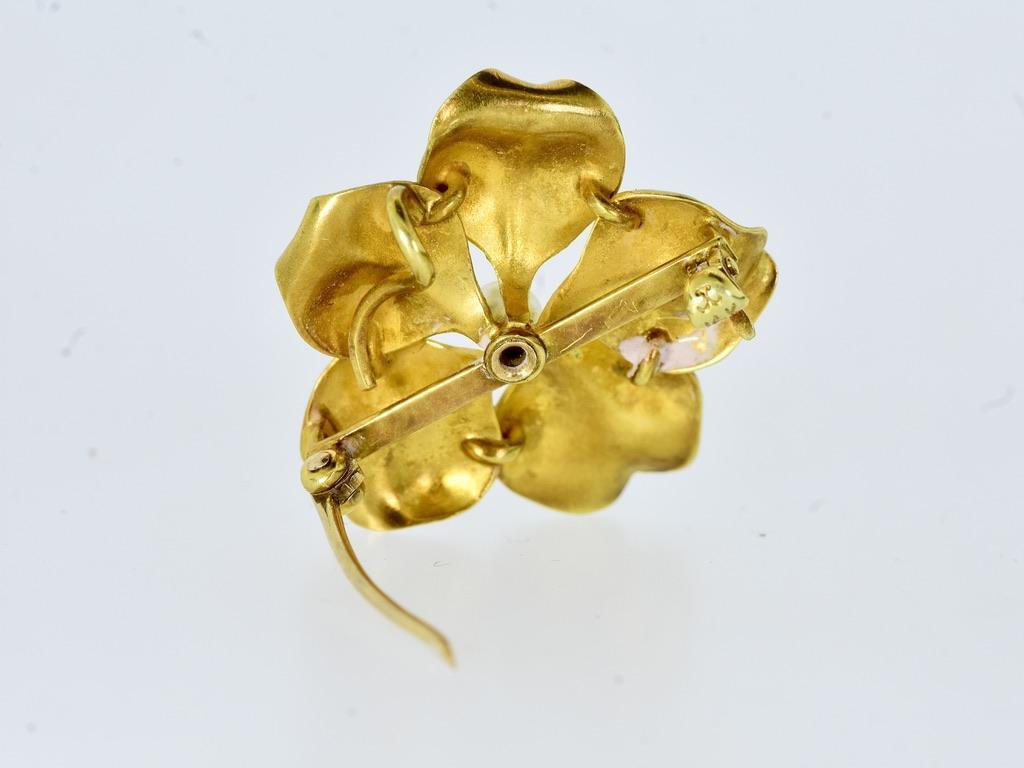 Oro antico cangiante  Fiore smaltato e NAT. Spilla Art Nouveau con perle, c.I.C. 1895 in vendita 3