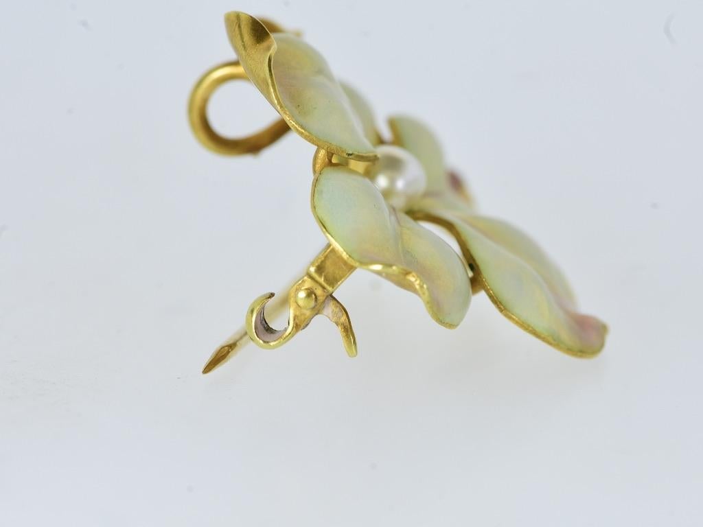 Oro antico cangiante  Fiore smaltato e NAT. Spilla Art Nouveau con perle, c.I.C. 1895 in vendita 4