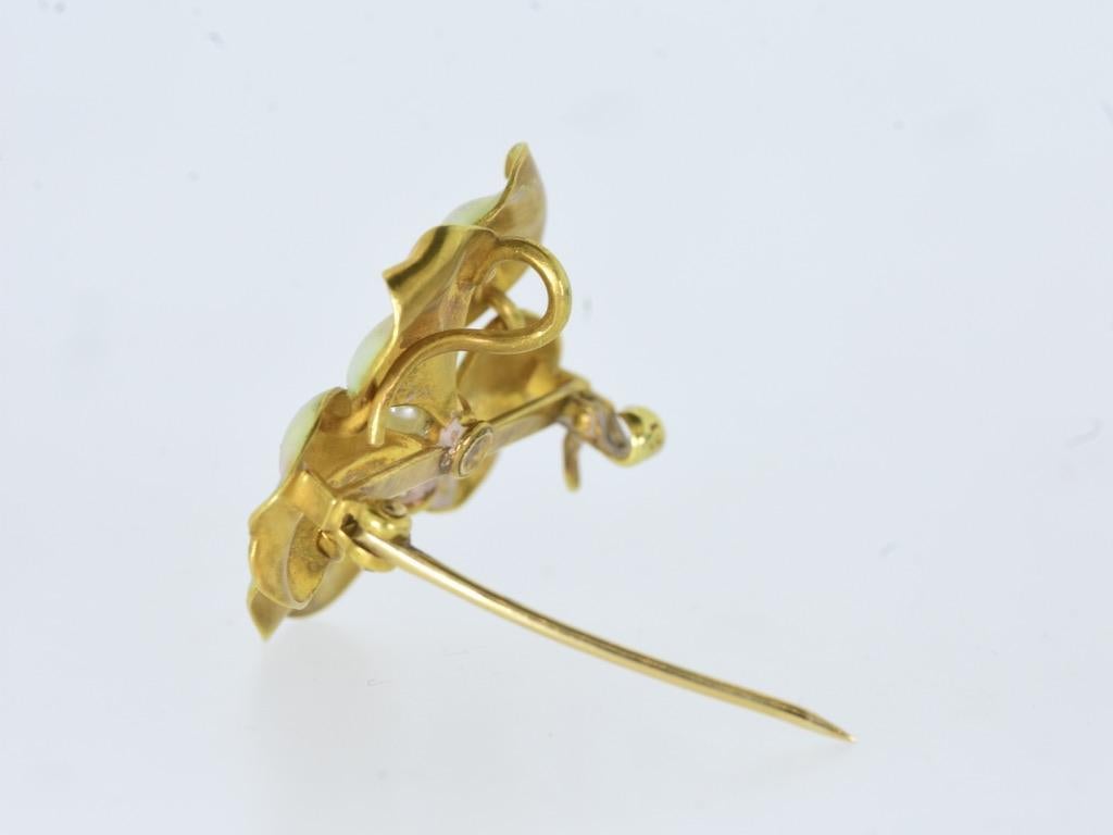 Oro antico cangiante  Fiore smaltato e NAT. Spilla Art Nouveau con perle, c.I.C. 1895 in vendita 5