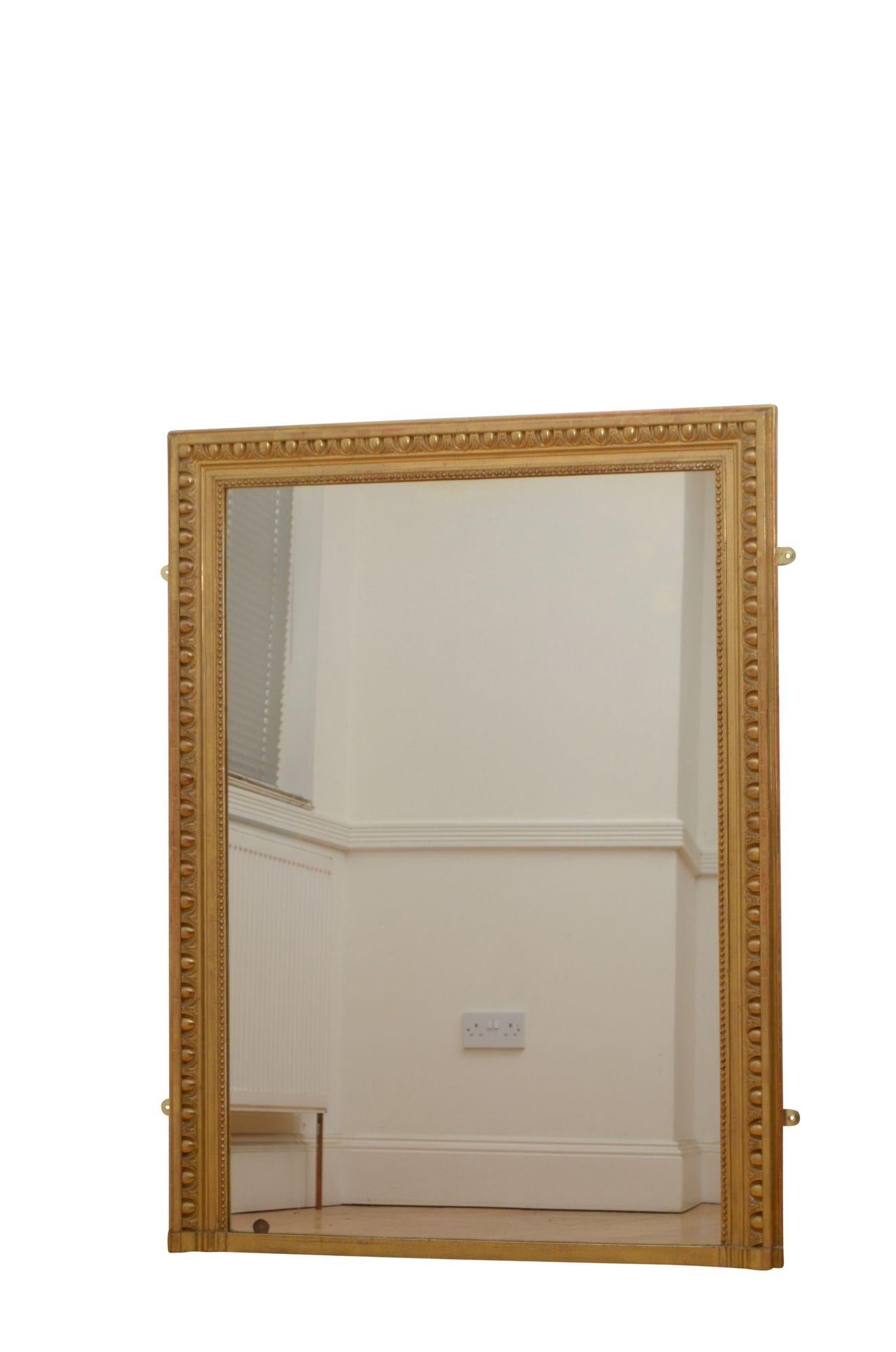 P0255  Console ou miroir mural en bois doré français du XIXe siècle, avec verre d'origine présentant de légères rousseurs et imperfections et cadre doré avec bord perlé - 