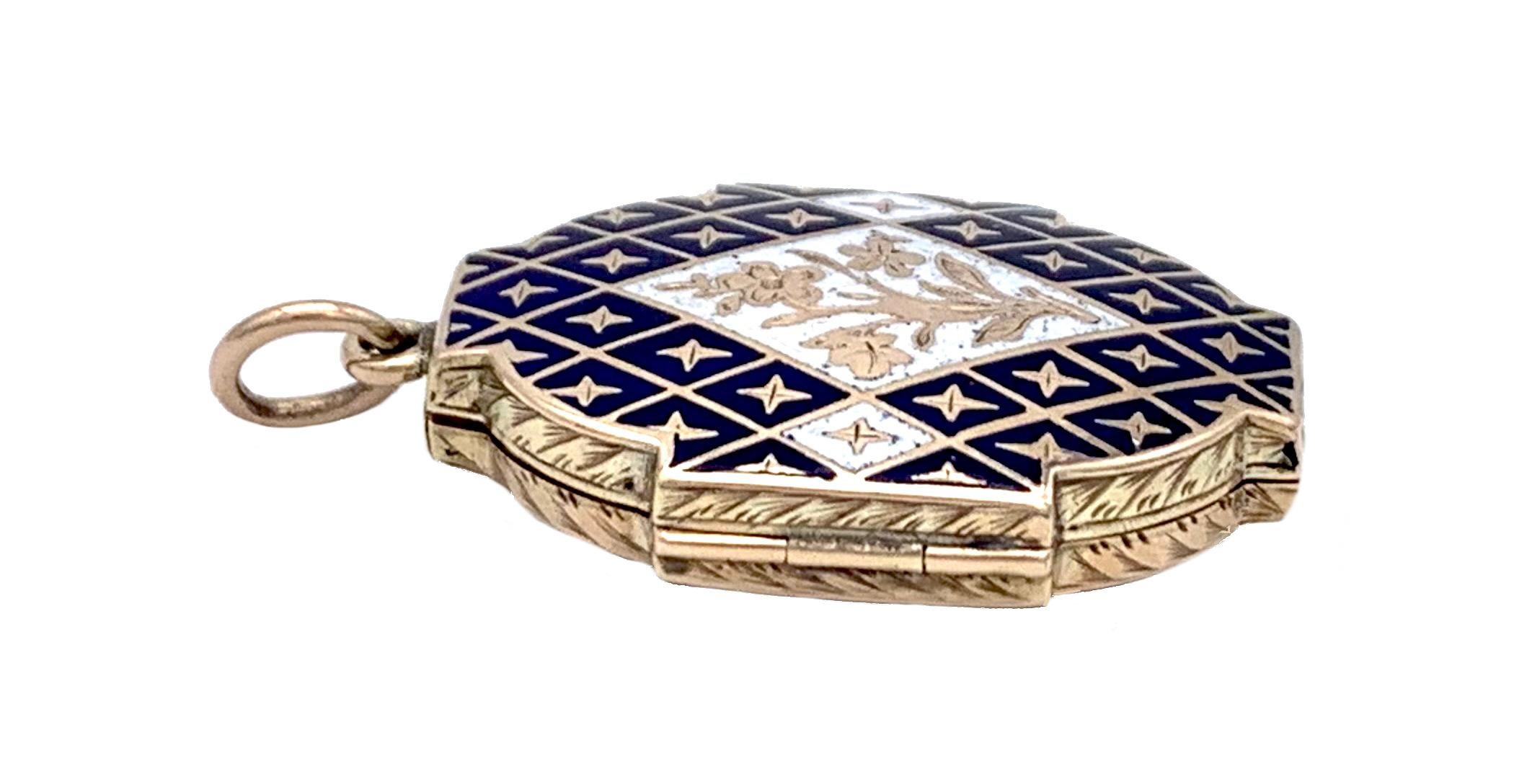 Este candado de forma inusual fue creado a mediados del siglo XIX en metal dorado. La parte frontal está decorada con tres pensamientos en un rombo esmaltado en blanco. El rombo blanco está rodeado de rombos negros más pequeños con  estrellas