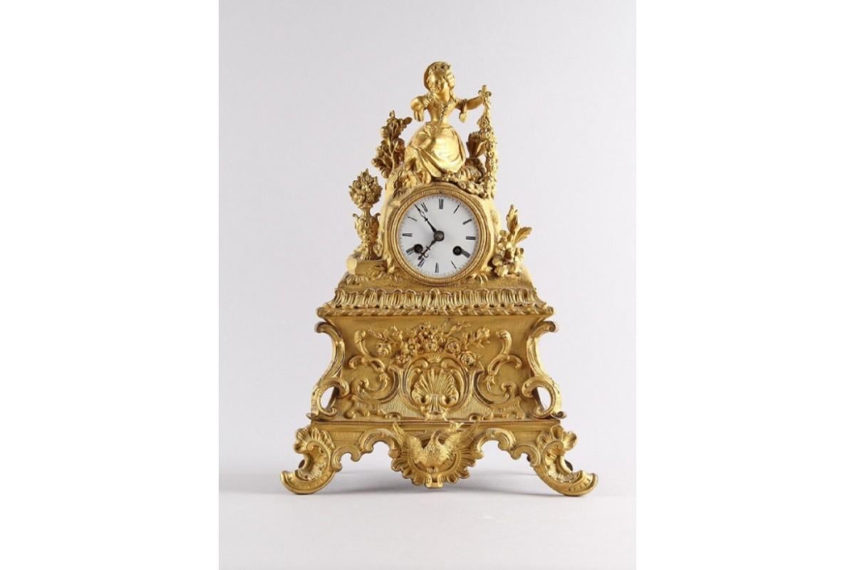 French fireplace clock from the beginning of the 20th century in very good condition.

Origin: France

Material: metal,

Year: around 1910

Dimensions:

height 32 cm

width 22 cm

depth of 15 cm.