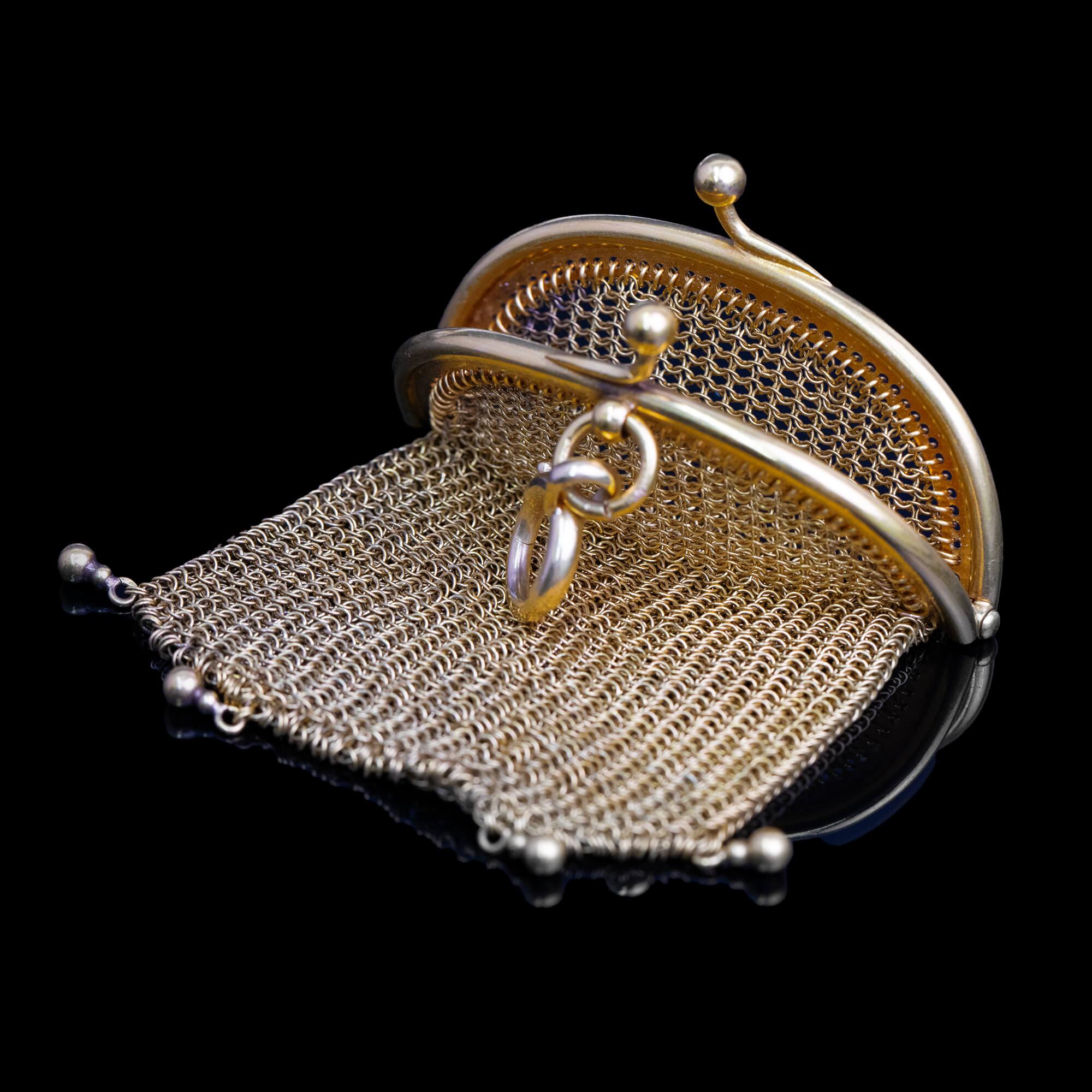 Antique Gold Mesh Coin Purse Circa 1890s Victoriano en venta