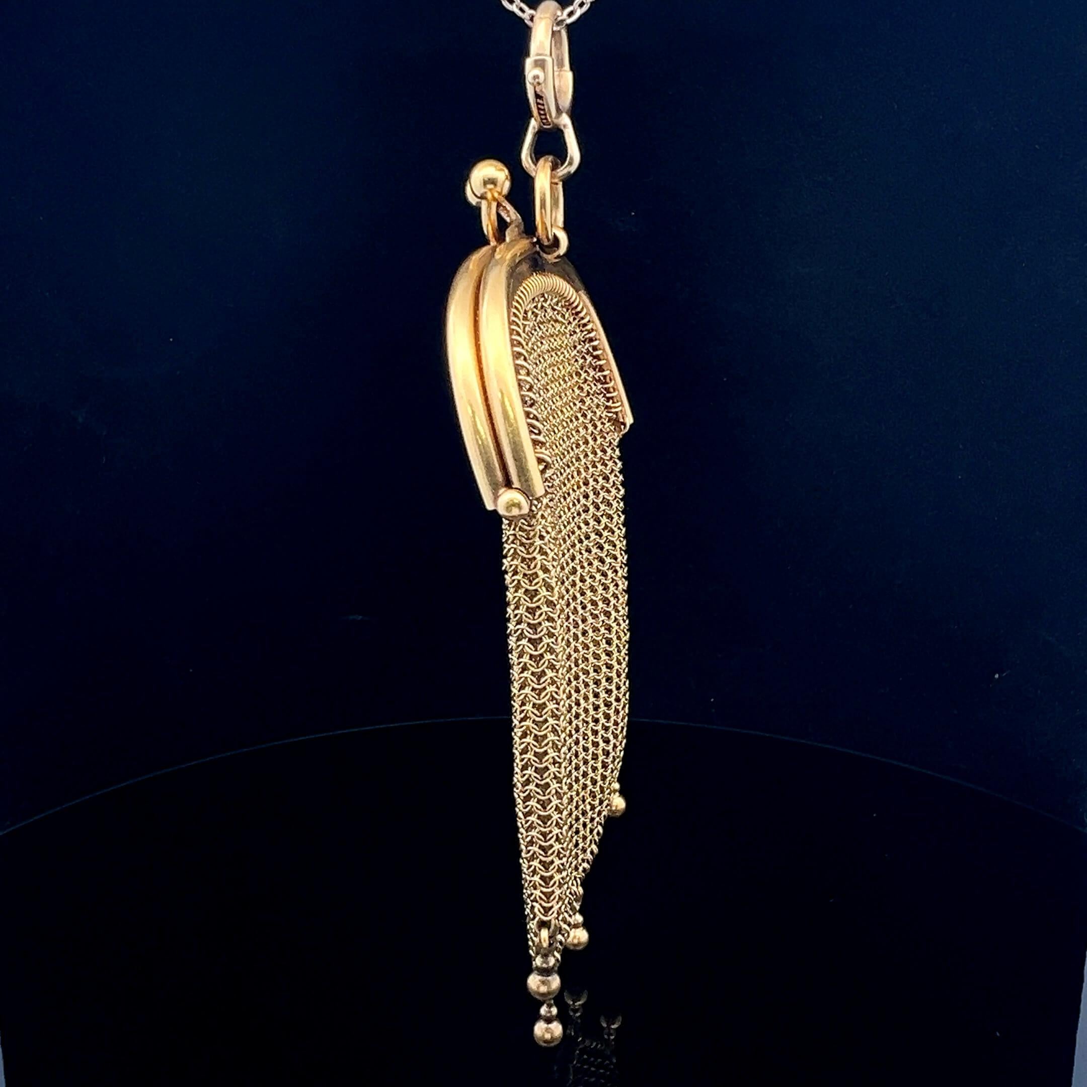 Femenino o masculino Antique Gold Mesh Coin Purse Circa 1890s en venta