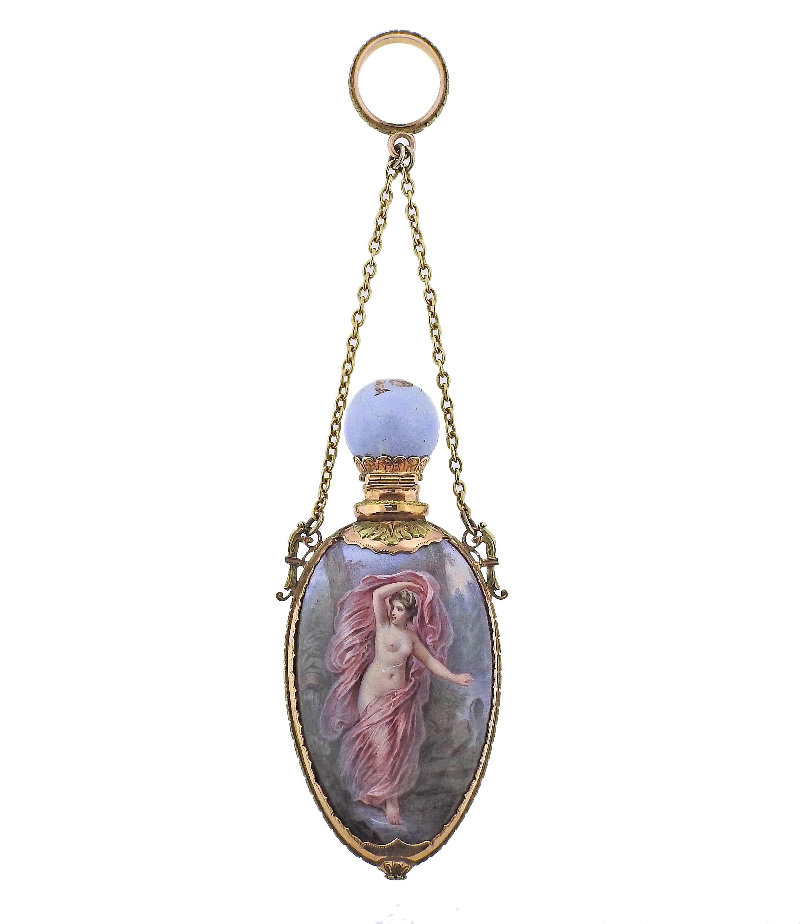 Exquis flacon de parfum antique en or 18 carats, décoré d'une peinture miniature en porcelaine peinte à la main sur les deux faces. La bouteille mesure 3,5