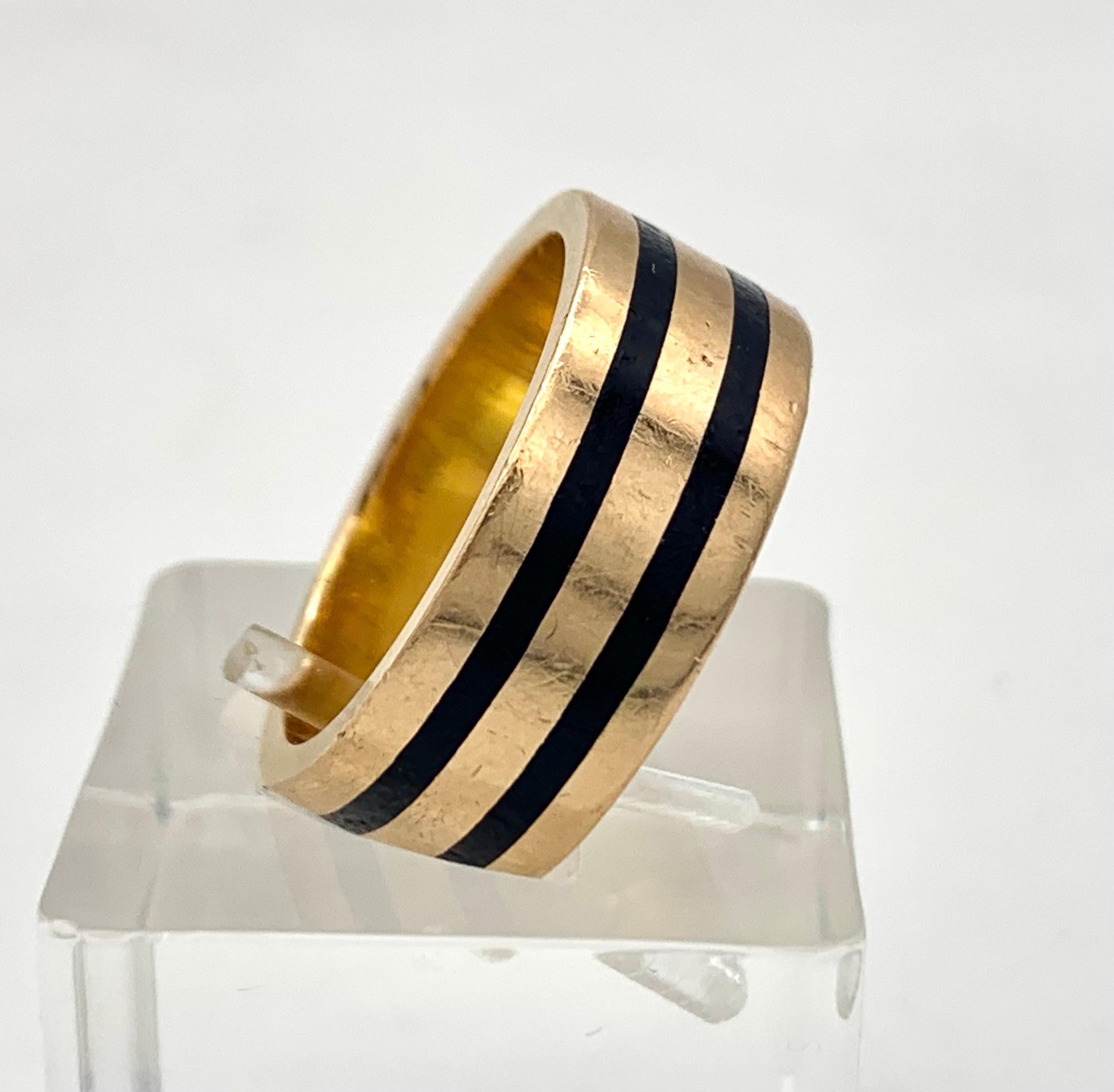 Dieser elegante Ring aus massivem Gold und Emaille wurde um 1880 in Handarbeit aus 15 Karat Gold hergestellt. Mit seinen zwei schmalen emaillierten Linien ist er von modernistischer Eleganz. Der Ring trägt auf der Innenseite eine Inschrift:
