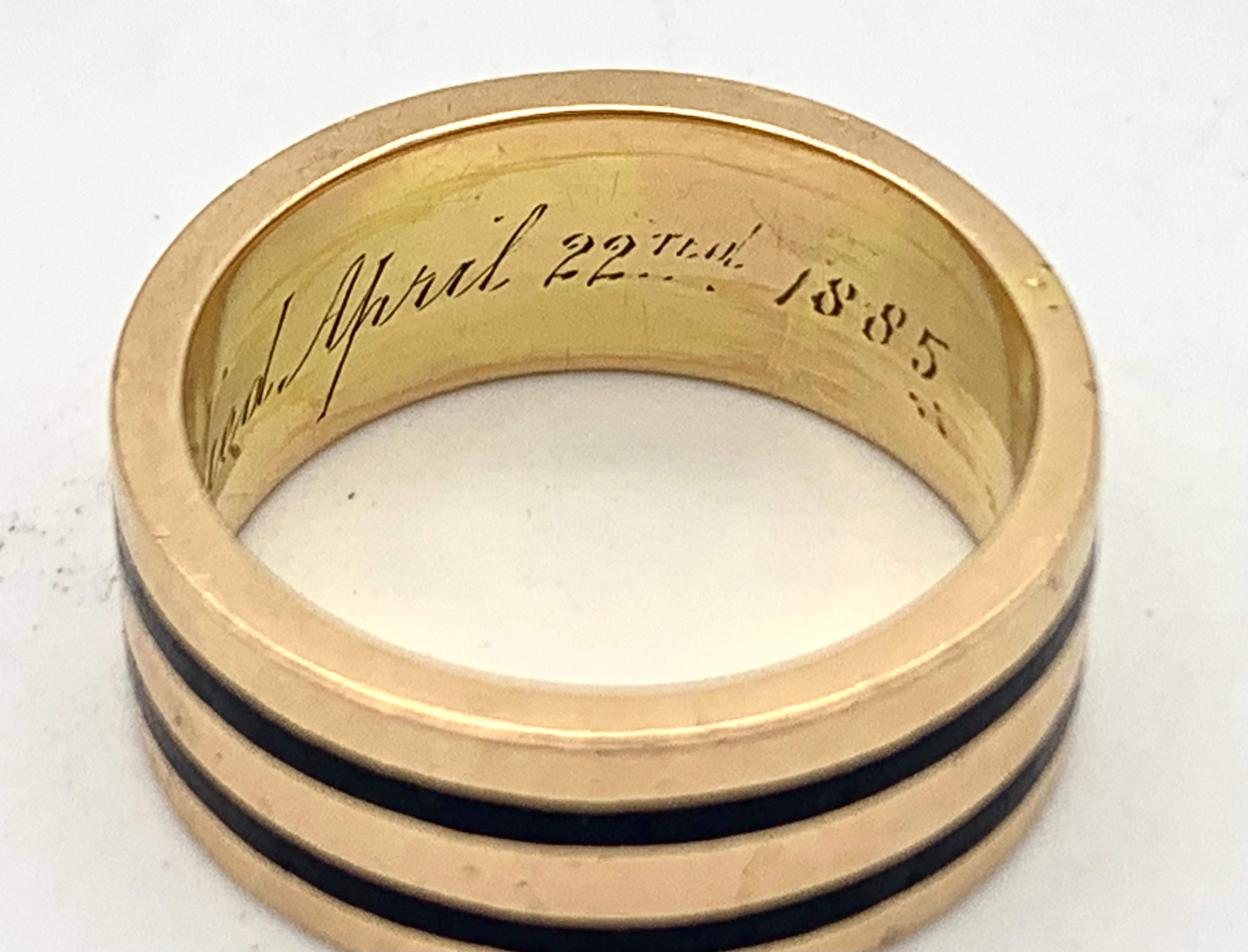 Antiker Gold-Mourning-Ring mit Emaille-Inschrift „Dear Father Died April 1885“  für Damen oder Herren im Angebot