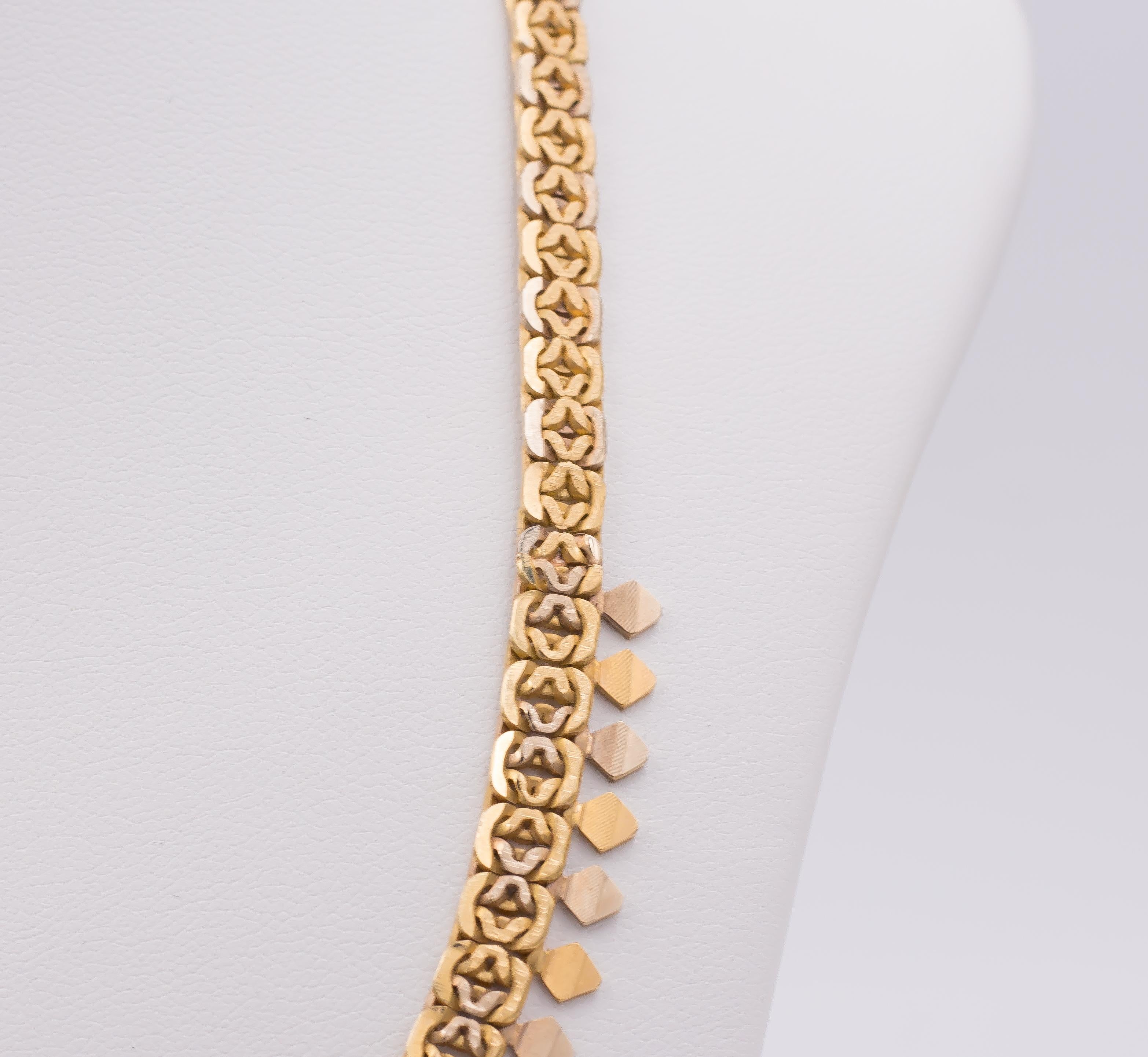 This very elegant antique necklace is modelled in gold throughout and it is decorated with some little gold pendants. 
The collier dates from the 1940s.

MATERIALS
Gold

DIMENSIONS
Length: 42 cm

WEIGHT
34.4 g