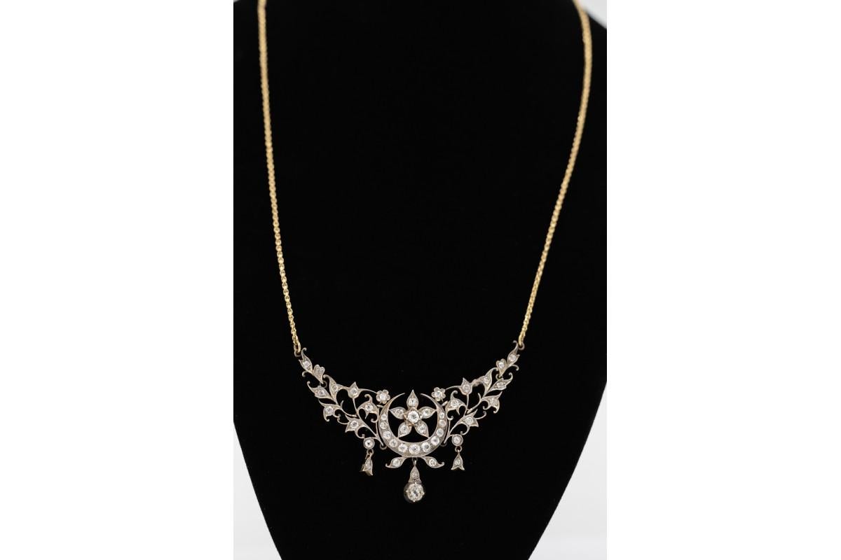 Ein elegantes historisches Collier, verziert mit 41 Diamanten im alten Brillantschliff mit einem Gesamtgewicht von 1,80ct und einem zentralen Diamanten von 0,45ct. Diamanten mit Reinheit SI-P und Farbe H-K. Historisches Motiv mit Mondsichel und