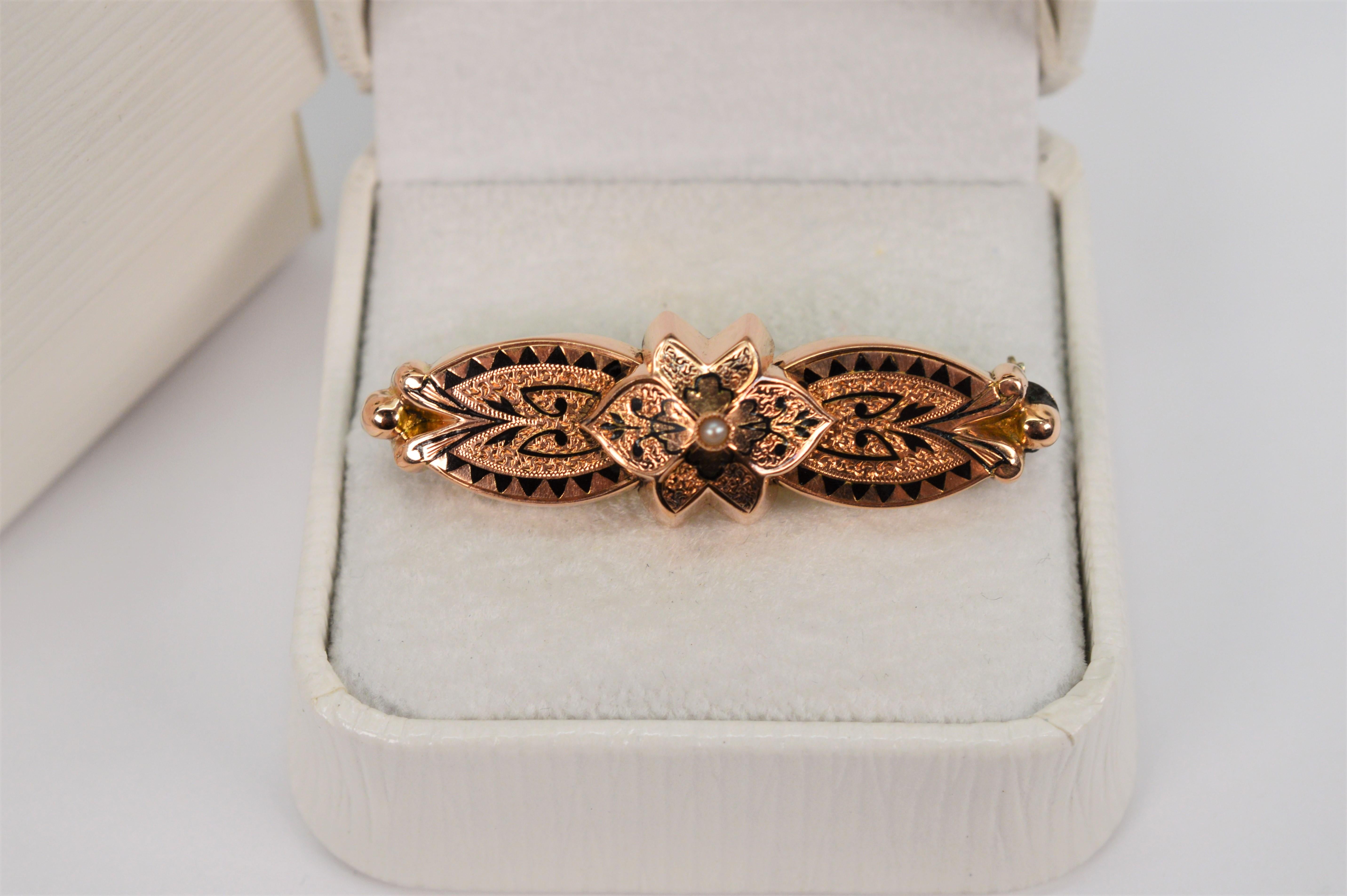 Broche ancienne à nœud papillon en onyx et or avec perles Excellent état - En vente à Mount Kisco, NY