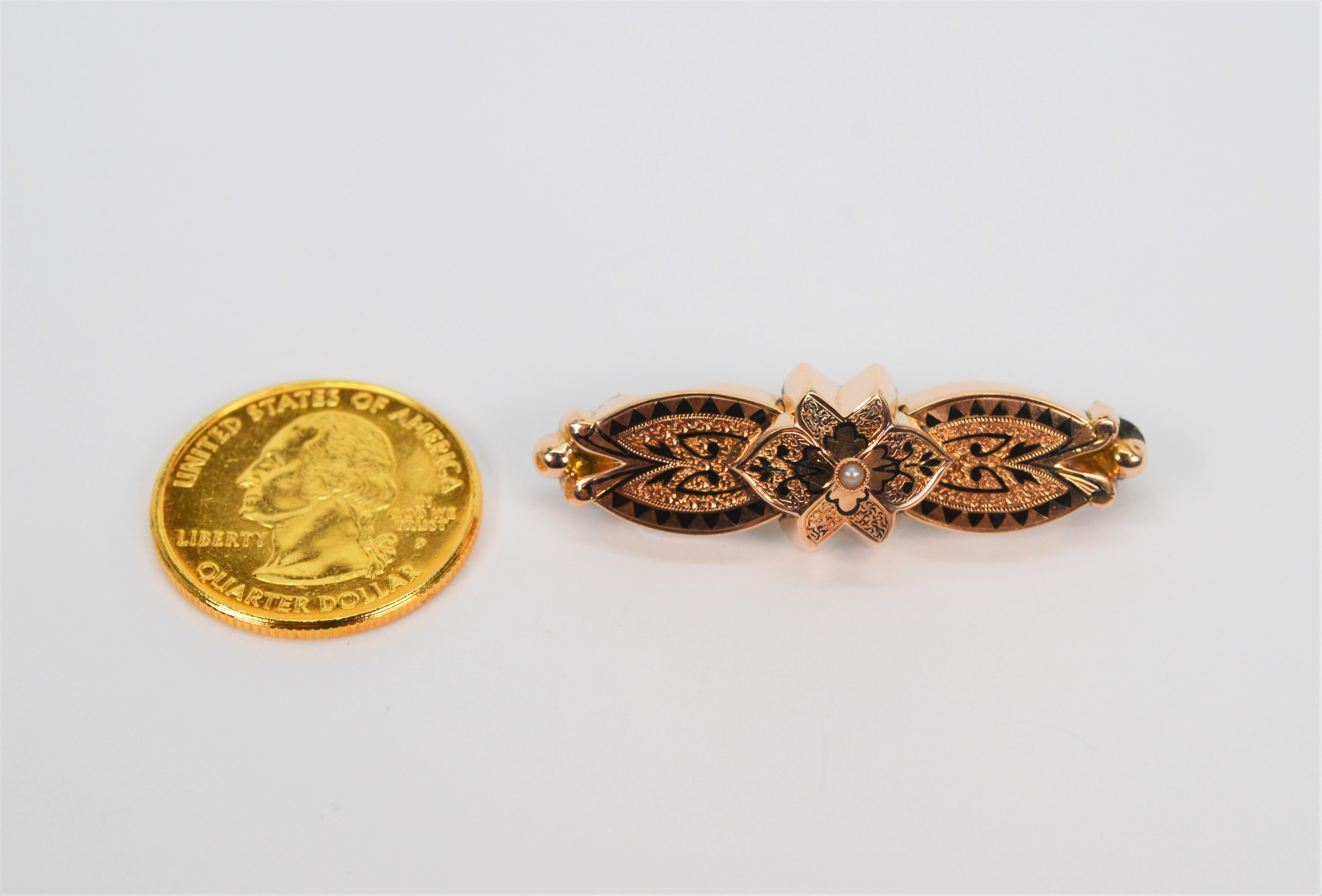 Broche ancienne à nœud papillon en onyx et or avec perles Pour femmes en vente