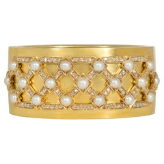 Antiguo Brazalete de Oro, Perlas y Diamantes con Trabajo de Rejilla, Inscrito