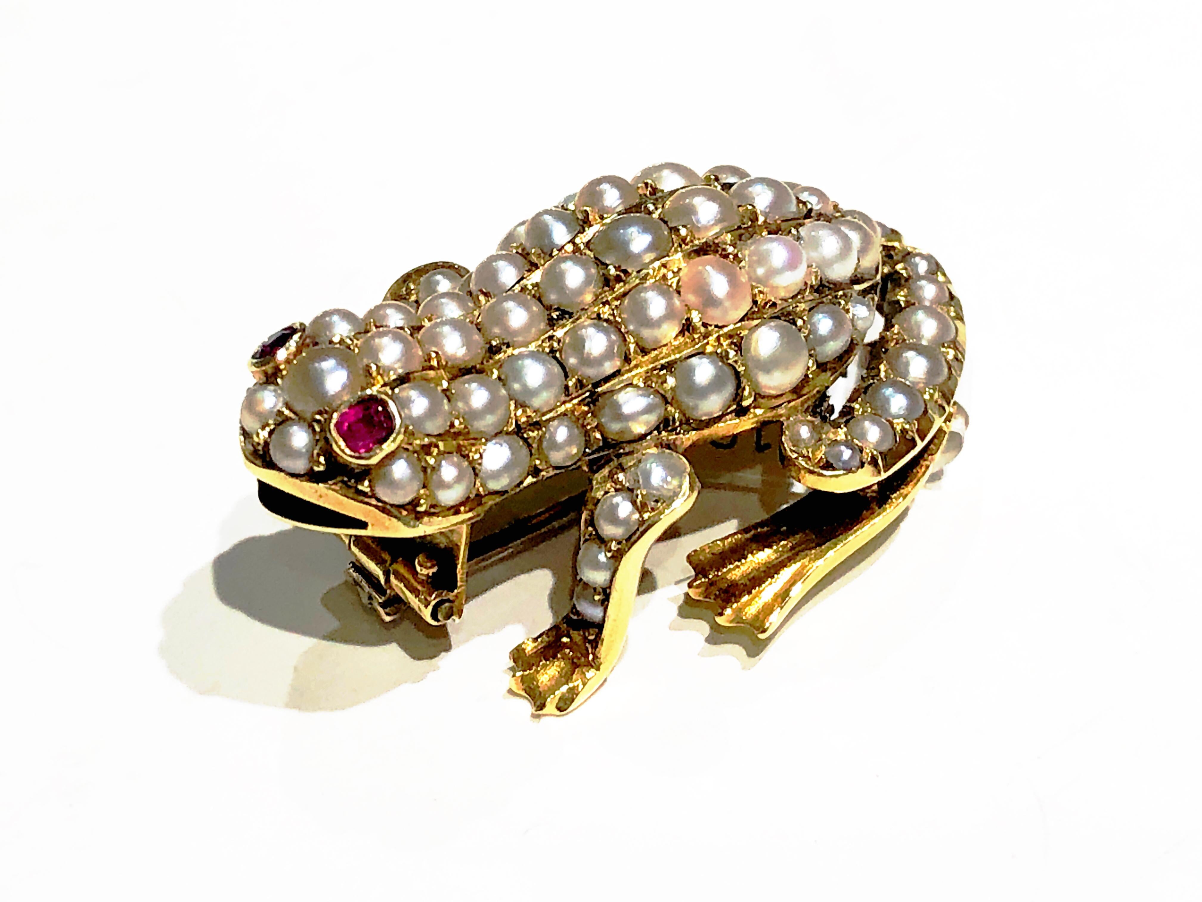 Antique Gold, Pearl and Ruby Frog Brooch, Circa 1900 In Good Condition For Sale In London, GB