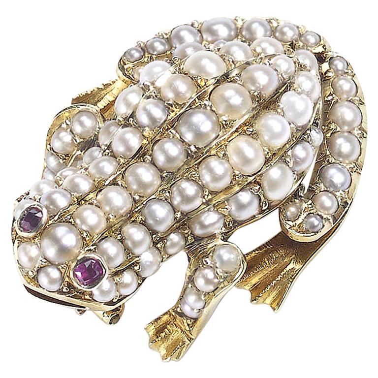 Broche grenouille ancienne en or, perles et rubis, c. 1900 en vente