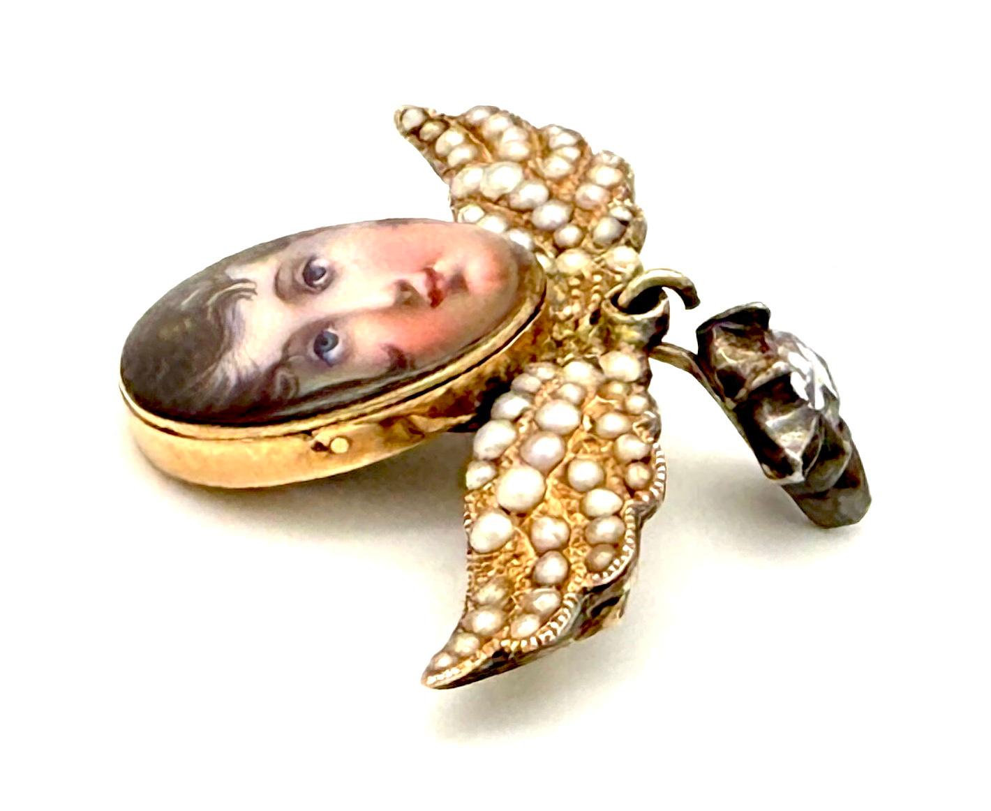 Taglio antico europeo Spilla antica con perle d'oro e spilla abbinata Miniature smaltate di bambini con la lira in vendita