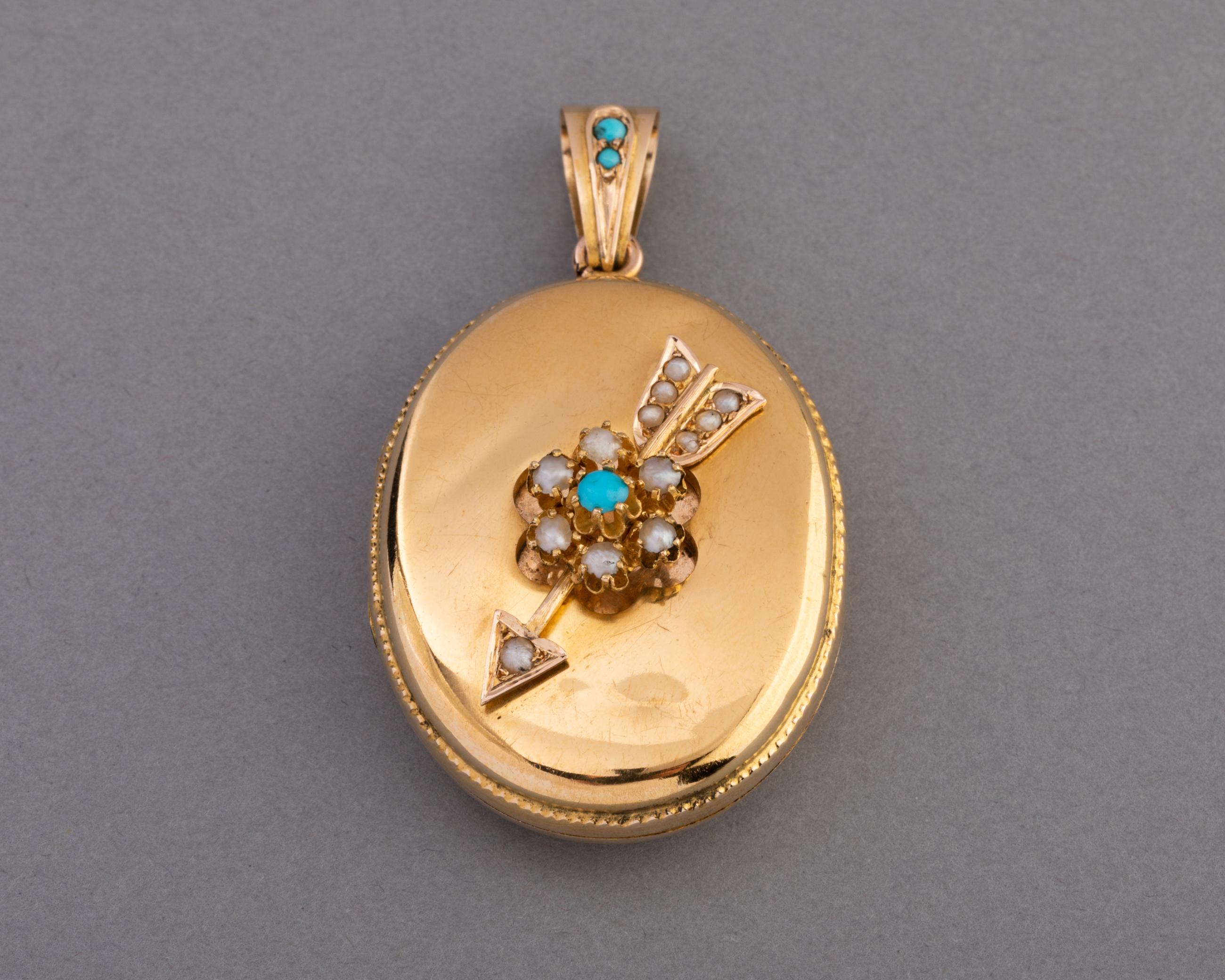 Ein schönes antikes Medaillon, hergestellt in Frankreich um 1860.
Hergestellt aus 18k Gelbgold, Perlen und Türkisen.
Abmessungen: 48 mm Höhe und 28 mm Breite.
Gesamtgewicht: 13,90 Gramm