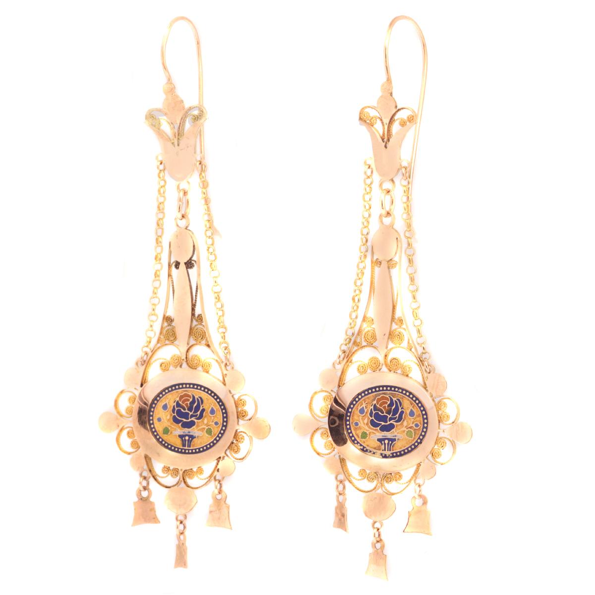 Antique jewelry object group: earrings long hanging

Condition: excellent condition

Do you wish for a 360° view of this unique jewel?
Just send us your request and we’ll give you the direct link to the videoclip showing this treasure’s full