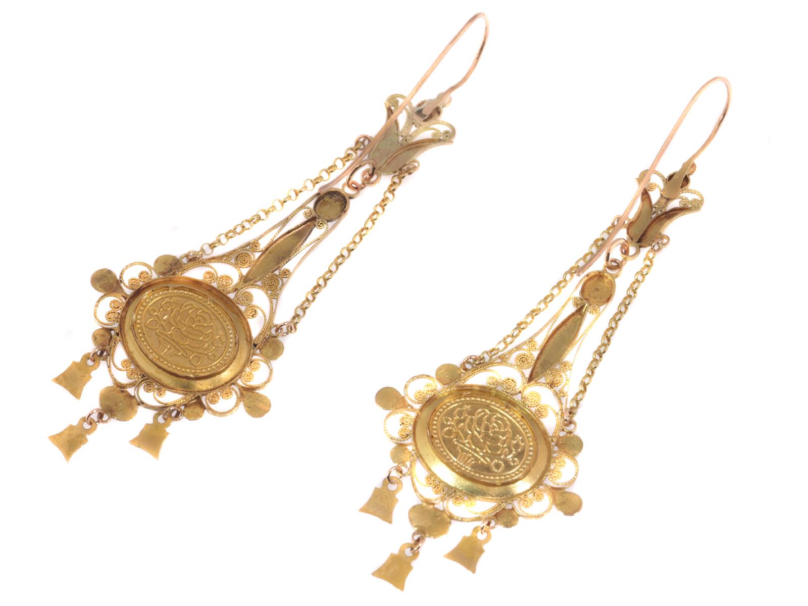 Antique Gold Pendent Earrings with Filigree and Enamel, Early 19th Century In Excellent Condition In Antwerp, BE