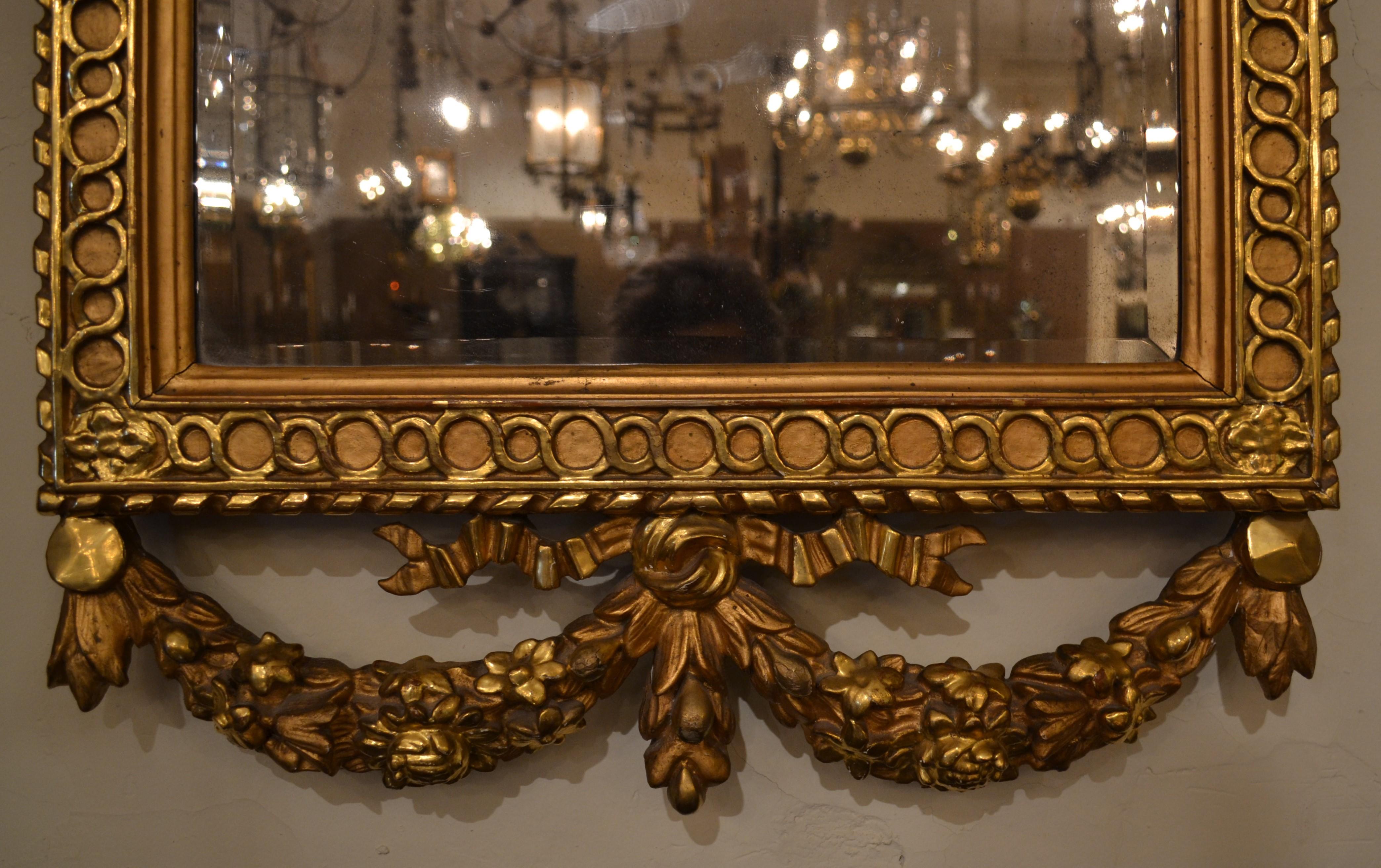 Miroir de pilier en or antique. Très attrayant dans sa forme droite et joliment décoré, ce miroir est également assez étroit, de sorte qu'il conviendrait à une variété de cadres ou de pièces où l'espace horizontal est limité.