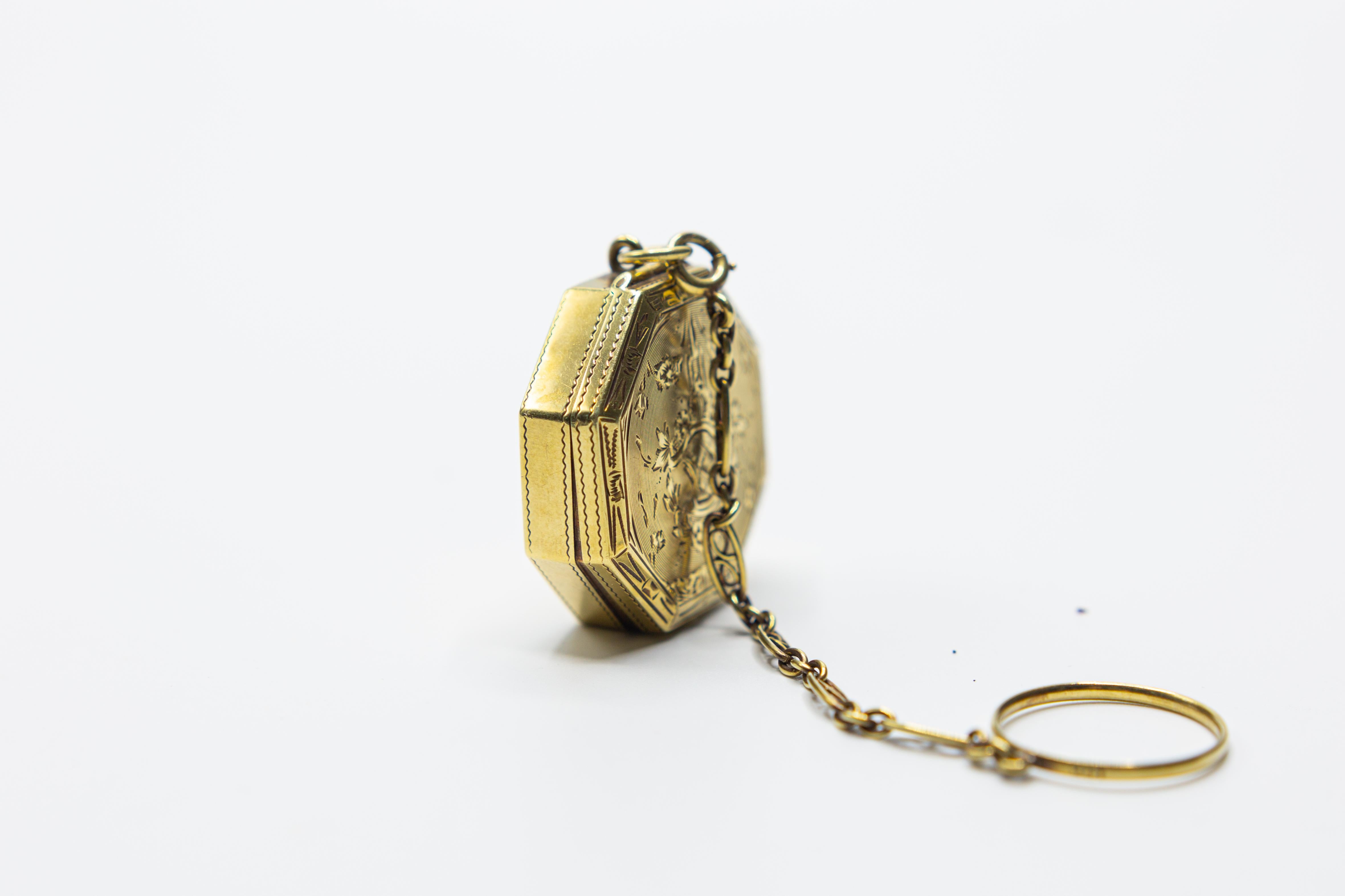 Antique Gold Pill Box/Powder Box Pendent Necklace In Good Condition For Sale In Houston, TX