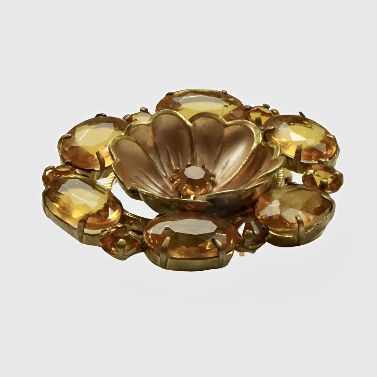 Broche ancienne en plaqué or avec pierres de verre ambré et fleur en émail rose pêche Bon état - En vente à London, GB