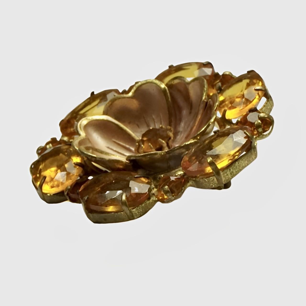 Broche ancienne en plaqué or avec pierres de verre ambré et fleur en émail rose pêche Unisexe en vente