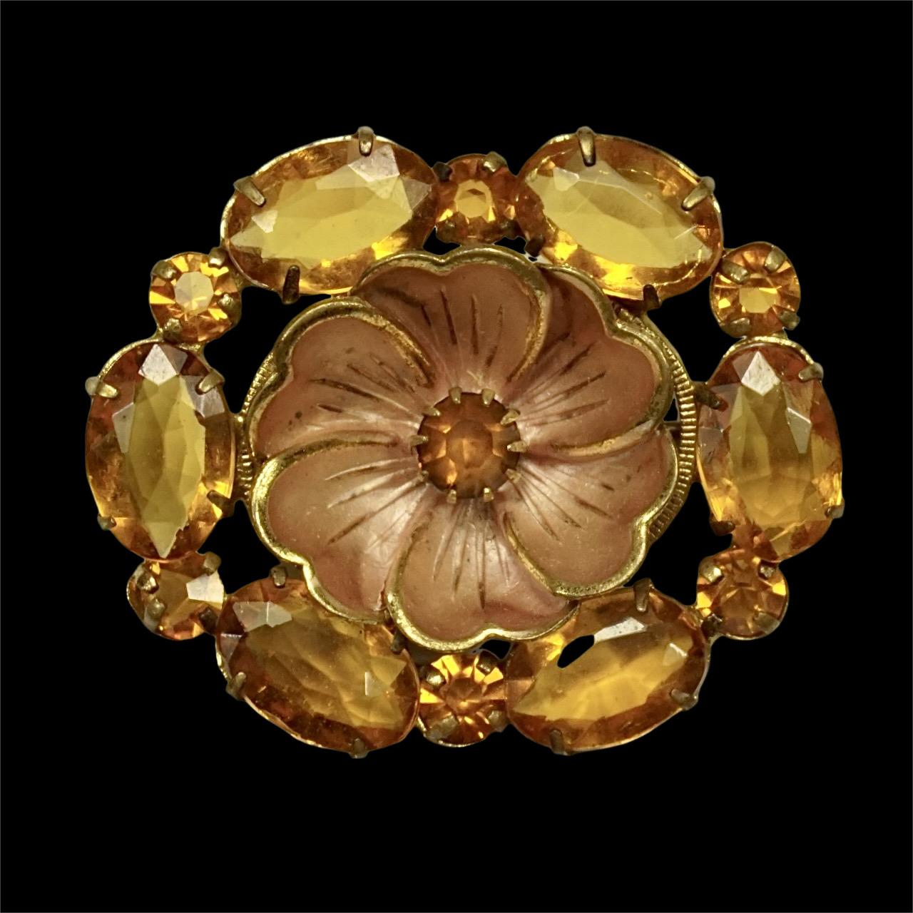 Broche ancienne en plaqué or avec pierres de verre ambré et fleur en émail rose pêche en vente 1