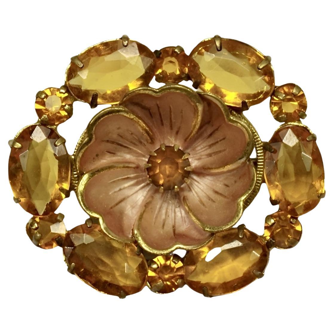 Broche ancienne en plaqué or avec pierres de verre ambré et fleur en émail rose pêche en vente