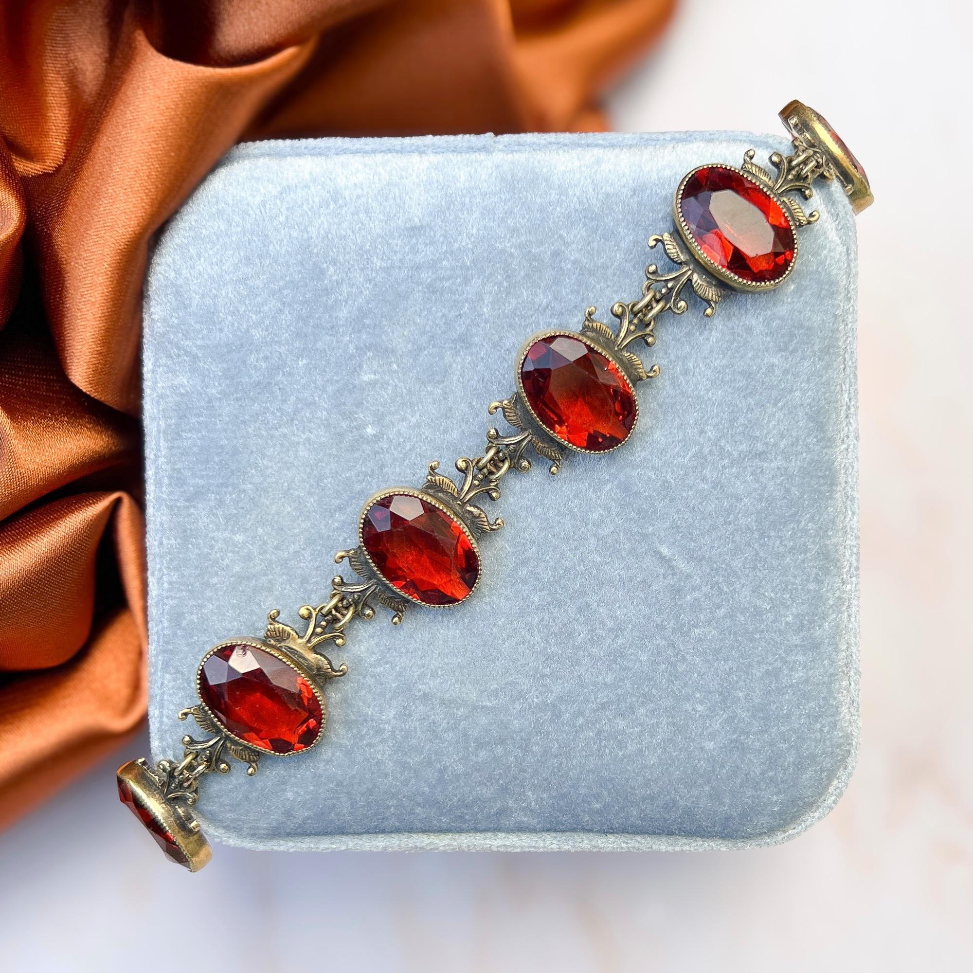 Taille ovale Bracelet antique en filigrane plaqué or et grenat hessonite en vente