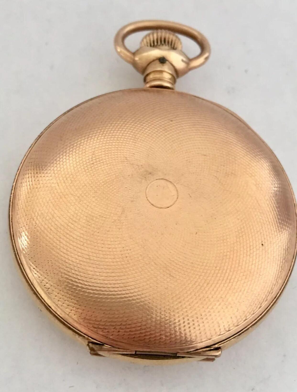 Antique montre de poche plaquée or avec boîtier de chasseur signé Illinois Watch Case Co. États-Unis d'Amérique.

Condit :

Cette montre fonctionne et tic-tac bien. Fissures visibles sur le cadran. L'absence du bouton de réglage de l'aiguille sur le