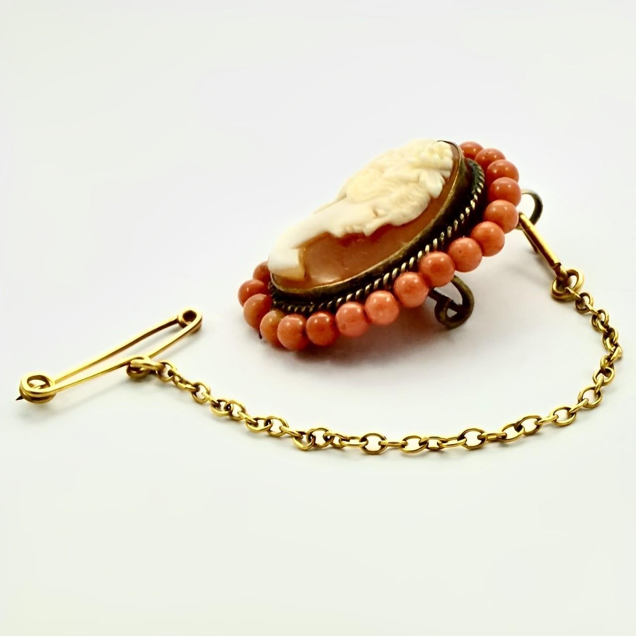 Antique Gold Plated Shell Cameo Brooch with Coral Bead Surround In Good Condition For Sale In London, GB