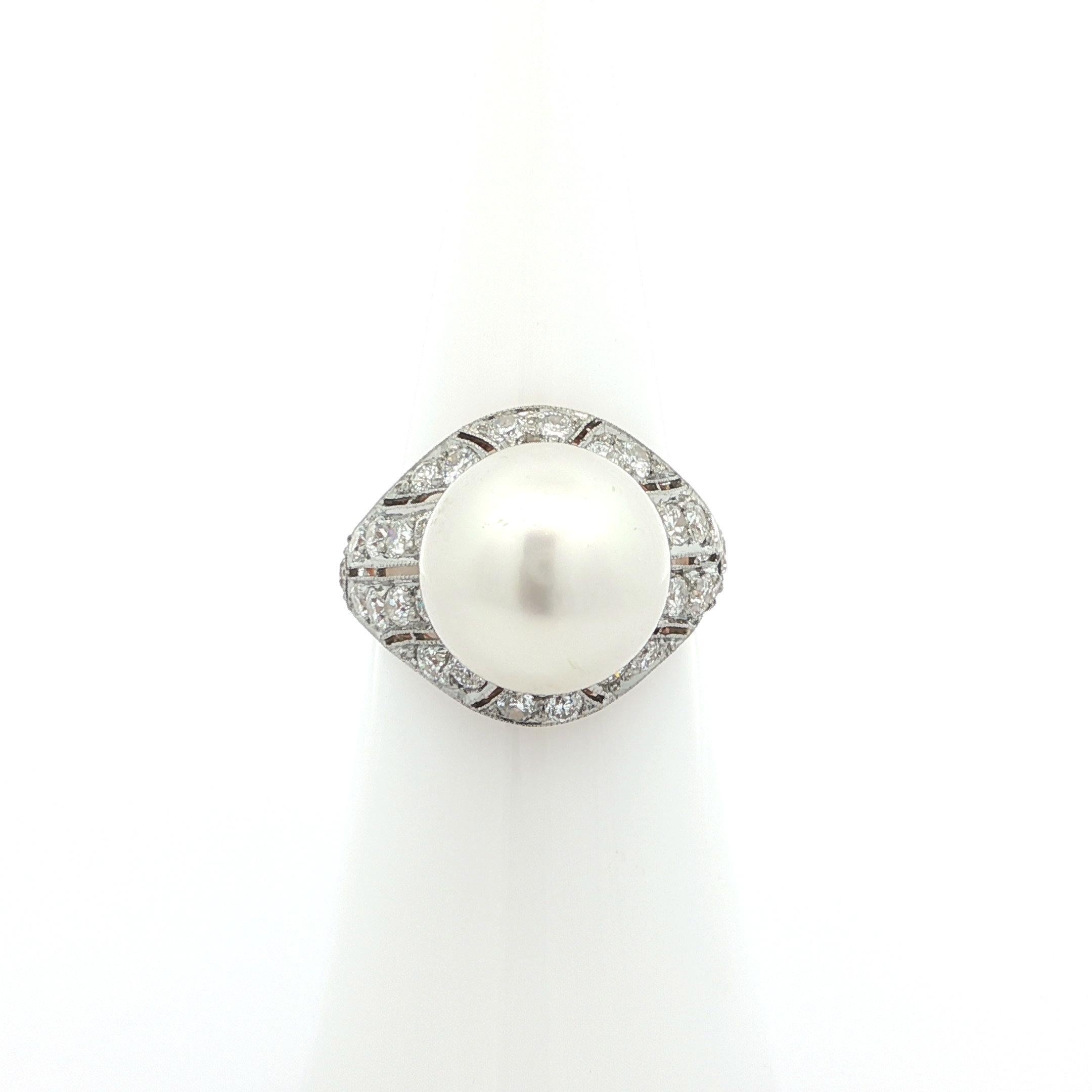 À VOIR ABSOLUMENT !

--Pierre(s) :...
(1) Véritable perle de culture des mers du sud - forme presque ronde - couleur blanche - 11.38mm (certifié exact)
** Voir les détails de la certification ci-dessous pour des informations complètes
(32) Diamants