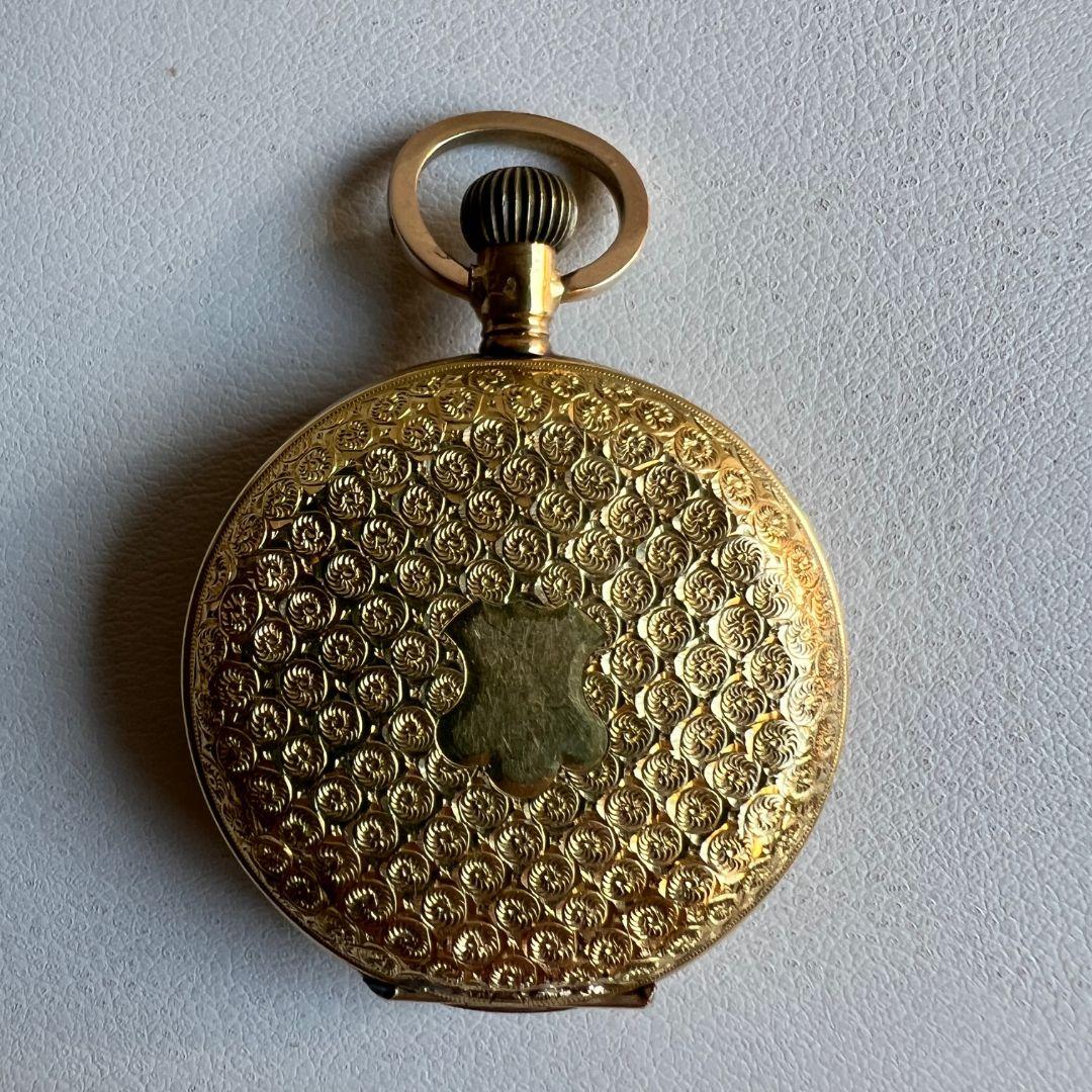 Description : Montre de poche en or
Date : Circa : 1880
Provenance/origine : Suisse/Bijoux de fantaisie
Concepteur : Marchand & Sandoz - Edition limitée n° 6938
Poids : 16 gr
Matériau : Or jaune 18k
Pierres : Aucune
Taille : 3 cm de