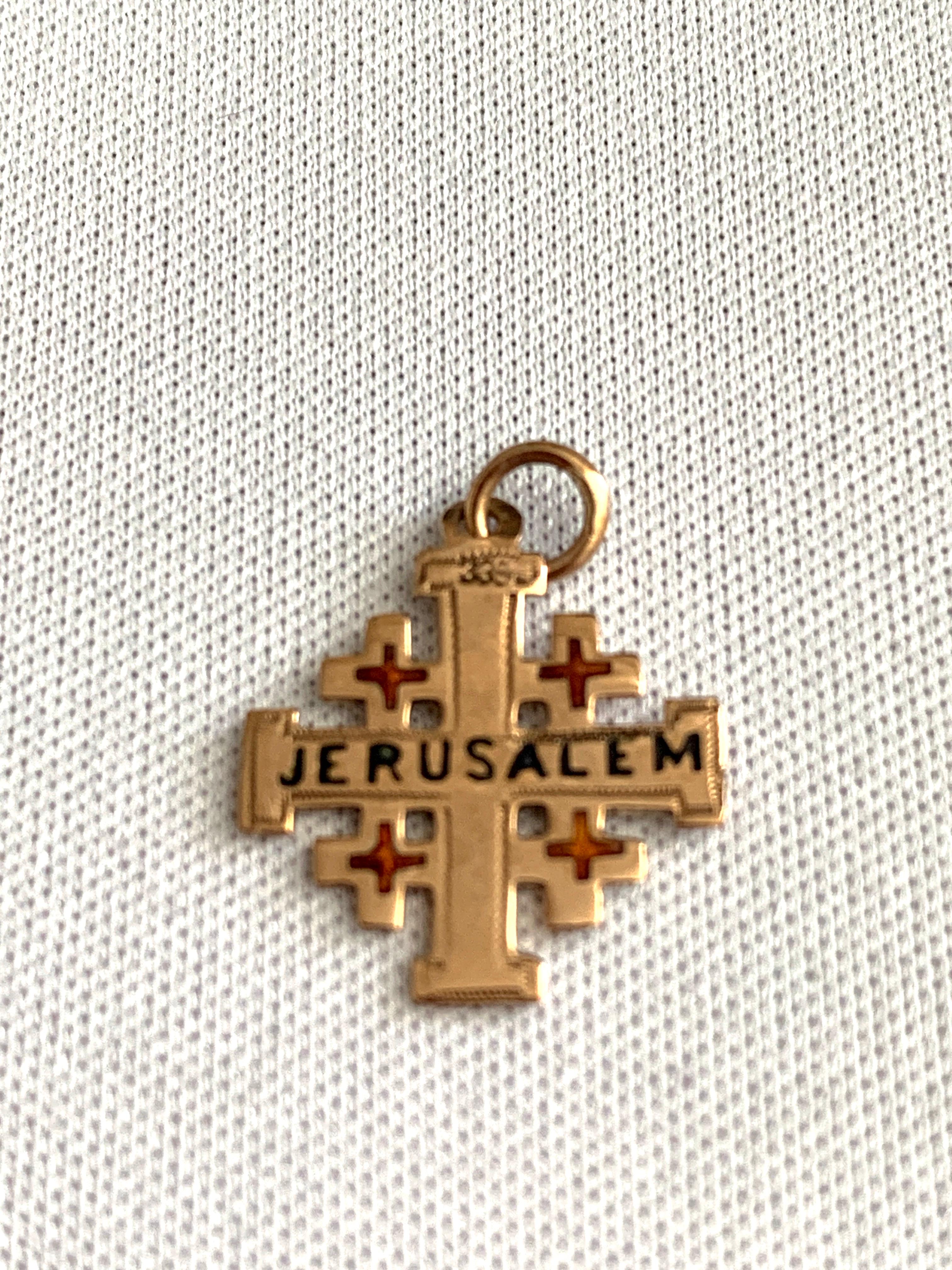 Bellissimo e raro pezzo d'antiquariato fatto a mano
Charm a forma di Gerusalemme vintage in oro 8ct 333
con smaltatura rossa
Timbro 333
Con cauzione chiusa 
Un'aggiunta perfetta alla stratificazione
Peso 0,67 grammi