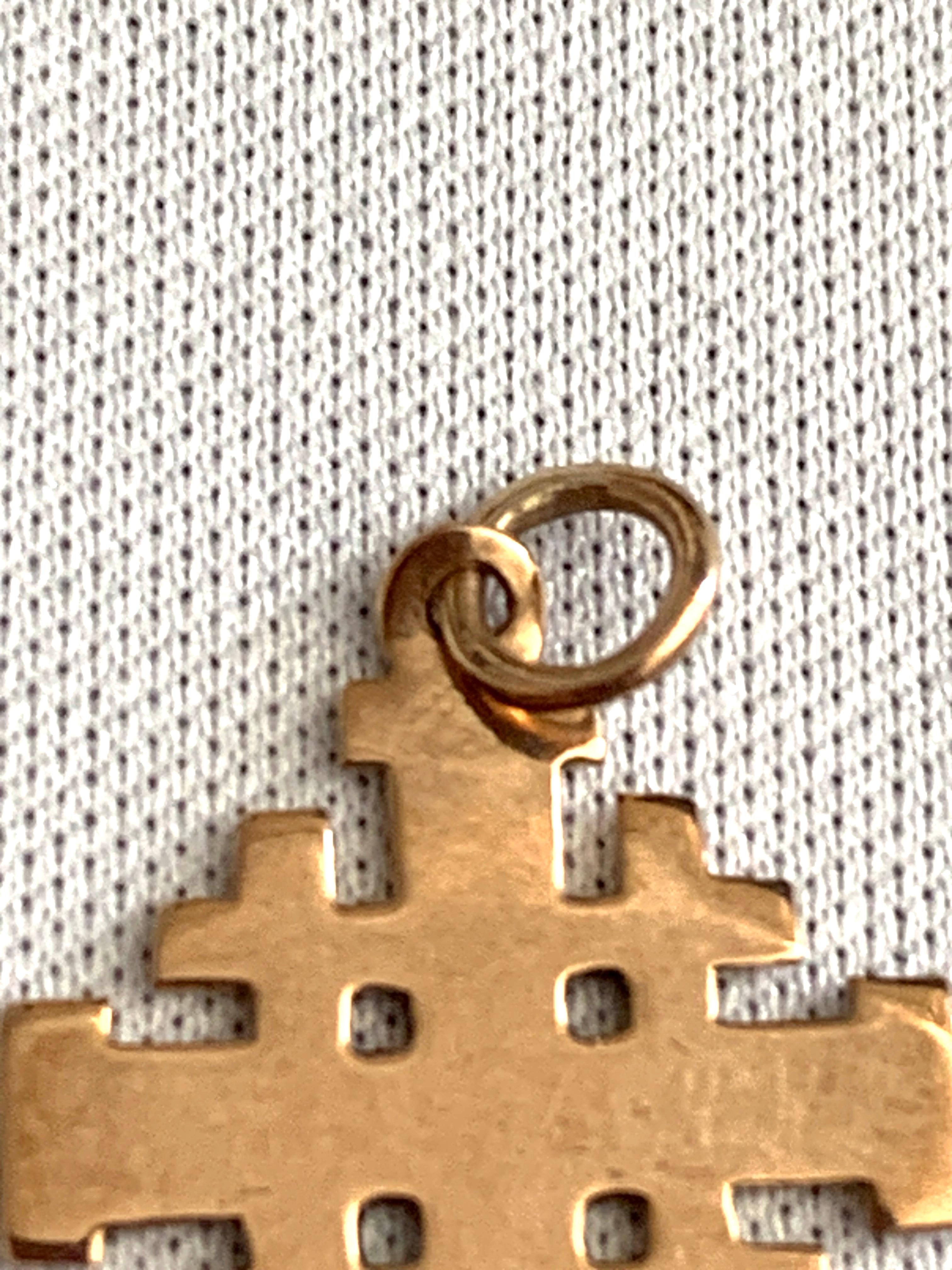 Charme Gerusalemme smaltato in oro antico rosso in vendita 1