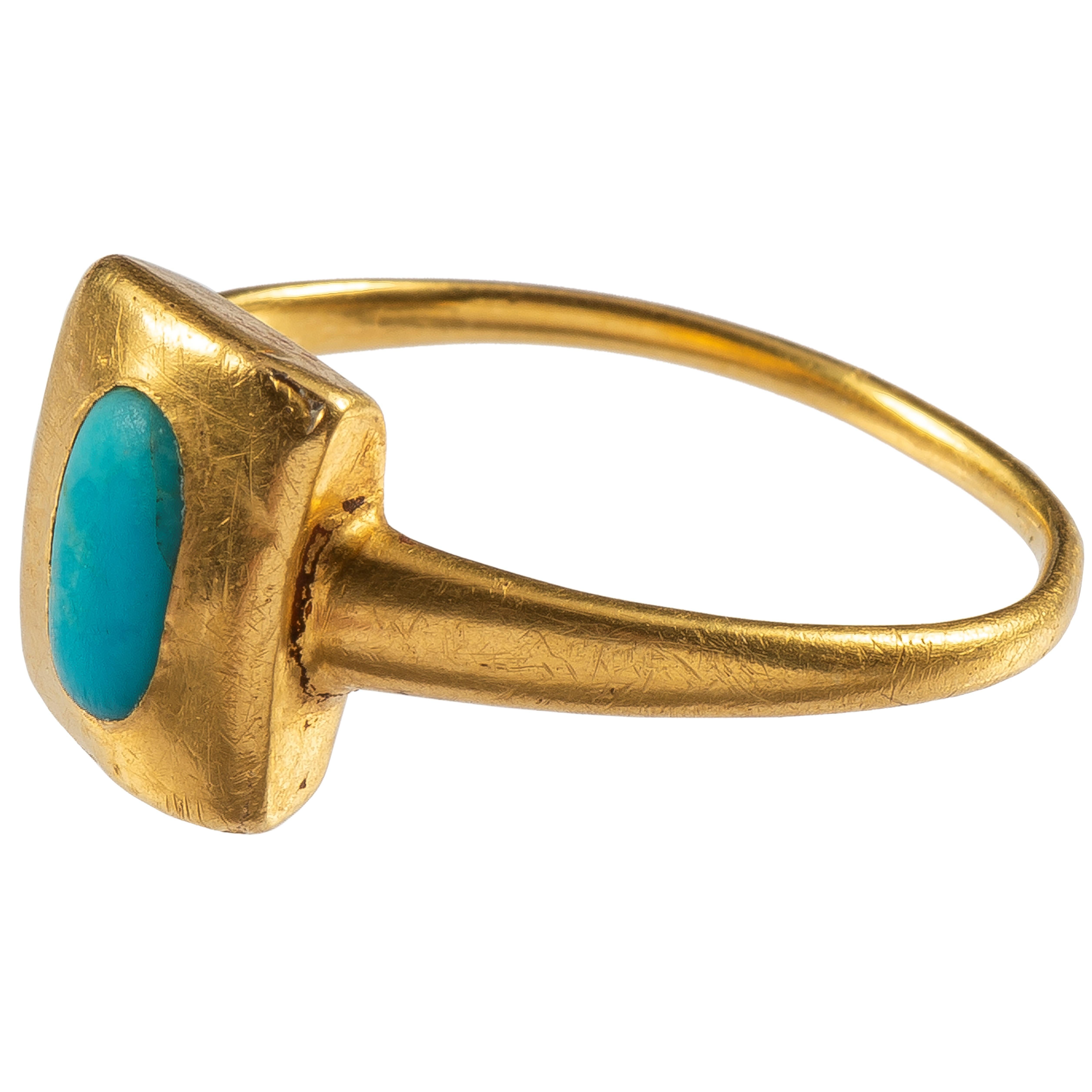 Renaissance Ring with Turquoise Cabochon
Western Europe, late 15th- early 16th century
Gold, turquoise
Weight 3 gr.; Circumference 57.3 mm.; US size 8; UK size P ½ 

Gold ring with rounded hoop on the interior and exterior, which widens toward the