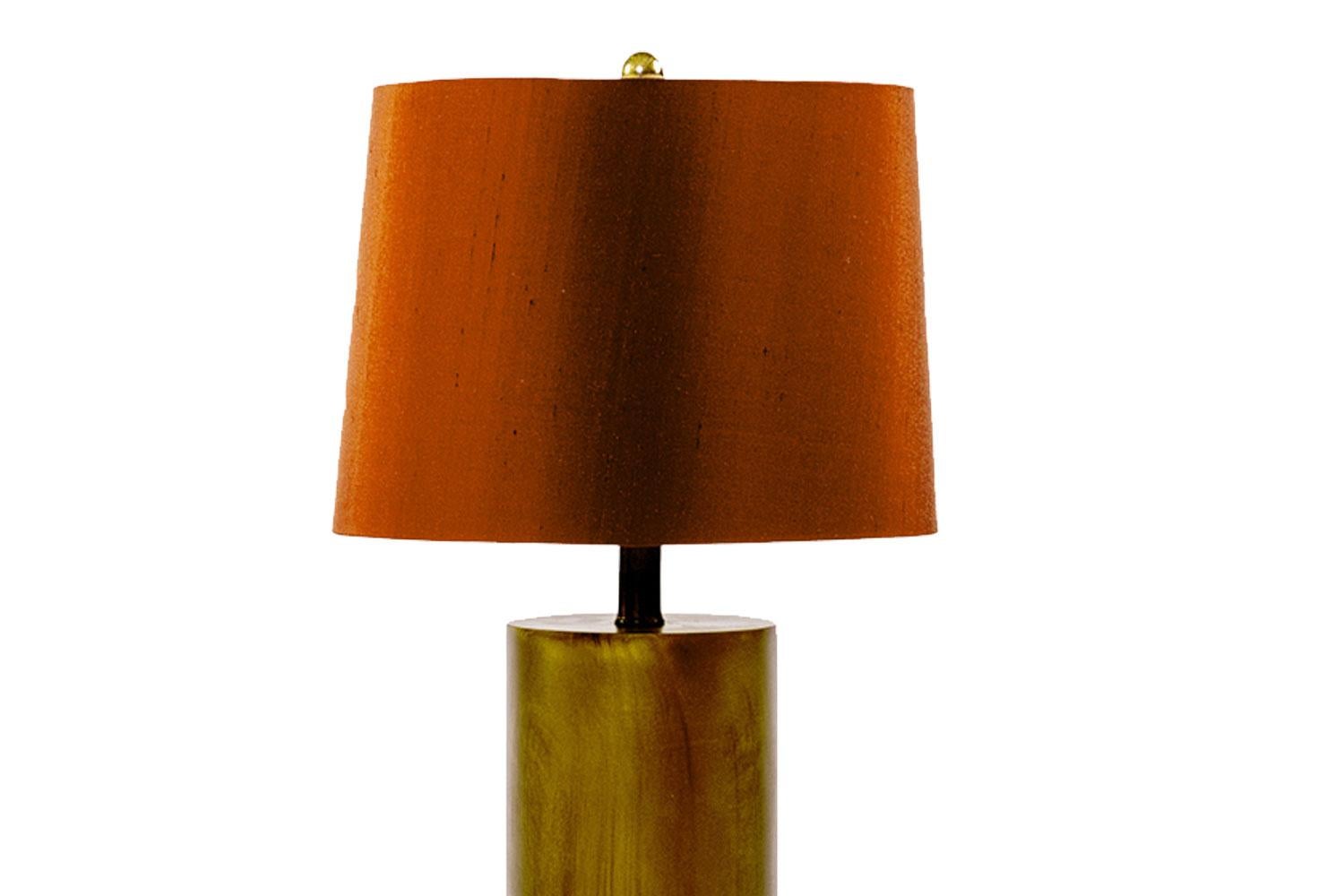 Moderne Base de lampe ancienne en résine dorée avec abat-jour en soie par Studio Sturdy en vente