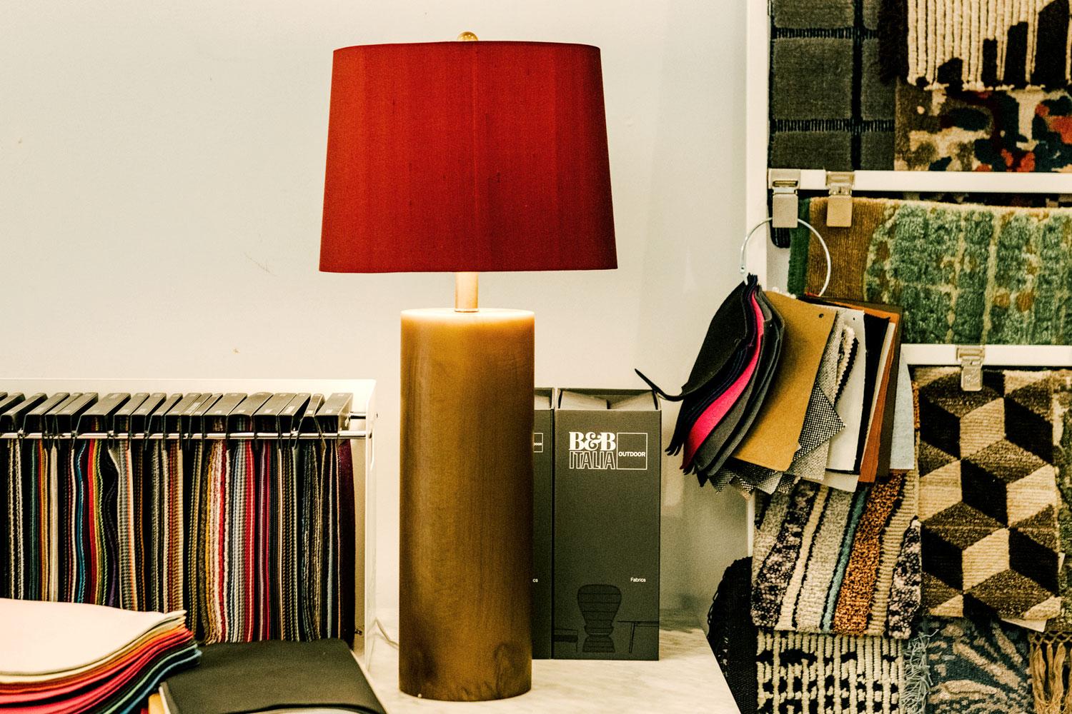 Canadien Base de lampe ancienne en résine dorée avec abat-jour en soie par Studio Sturdy en vente