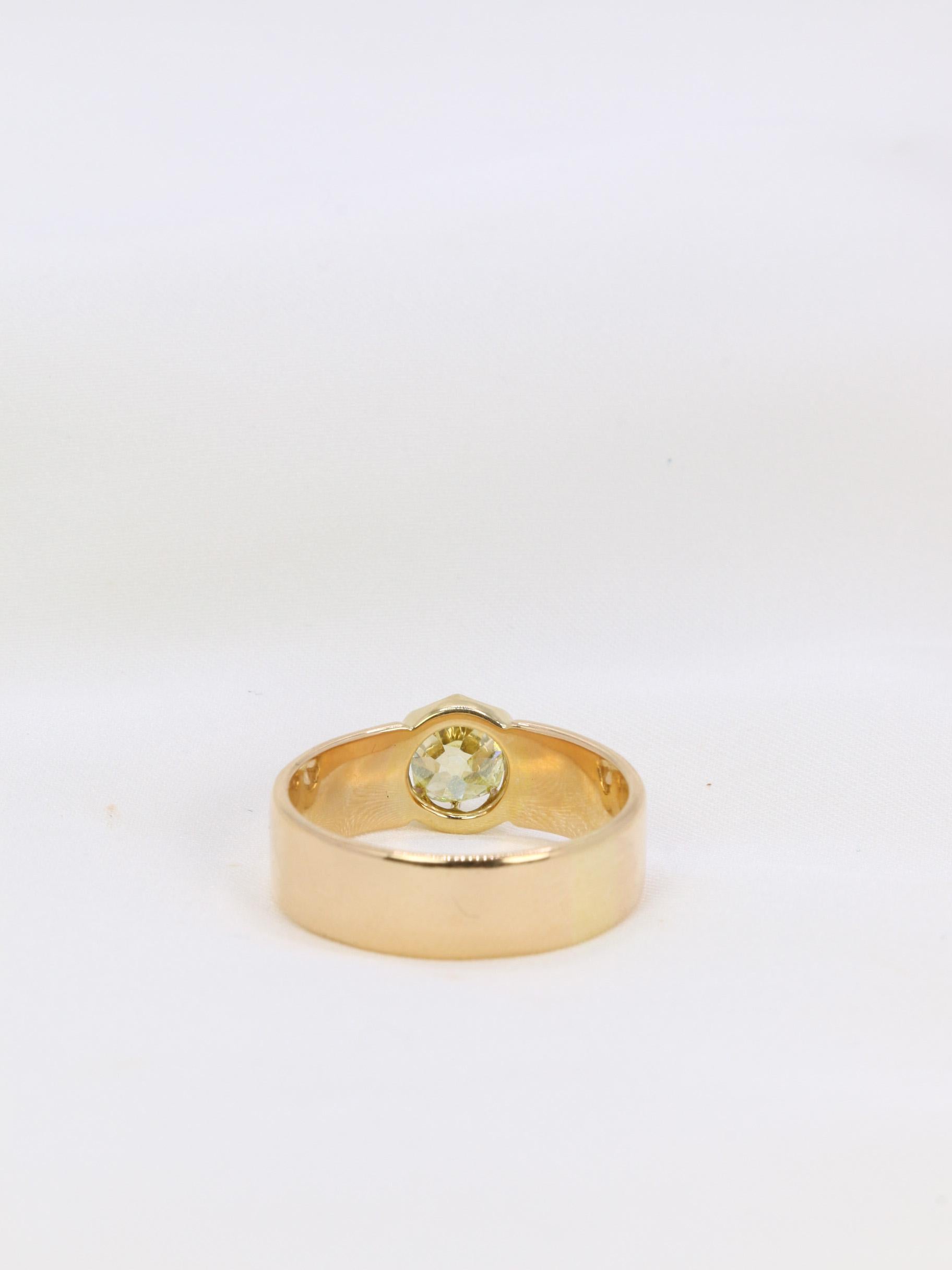 Antique gold ring set with a Fancy Yellow 1.1 ct cushion-cut diamond In Good Condition For Sale In PARIS, FR